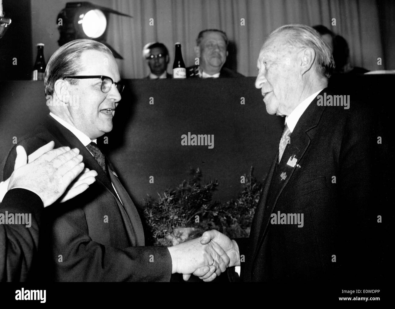 Konrad Adenauer e Josef Dufhues celebrare elezione Foto Stock