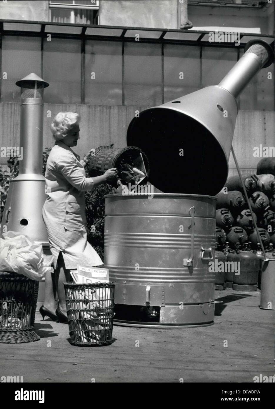 Giugno 07, 1962 - carta inutile: senza fumo brucia questa stufa di un inventore di Dusseldorf. Entro un'ora questo motore brucia facilmente il contenuto della carta 200 cesti. La foto mostra il riempimento di uno dei fornelli senza fumo. Foto Stock