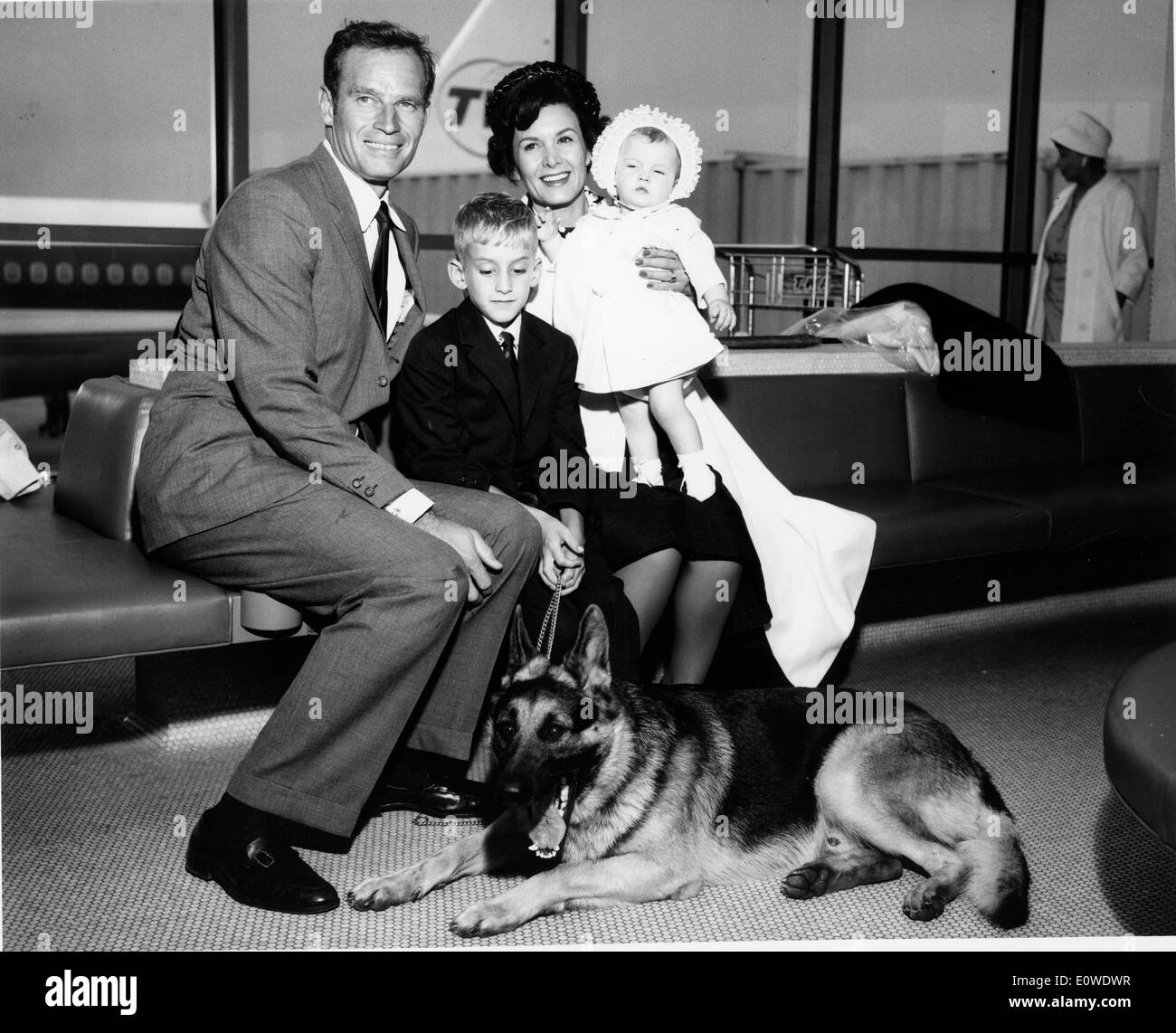 Attore Charlton Heston e la sua famiglia all'aeroporto di New York Foto Stock