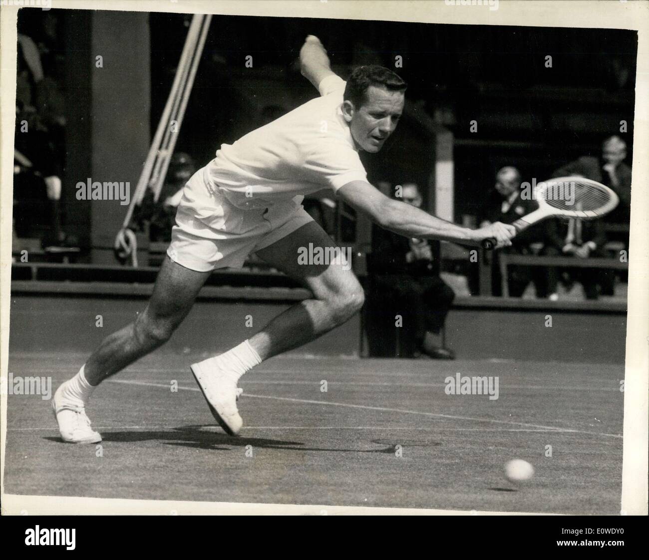 Giugno 25, 1962 - Wimbledon Primo Giorno: mostra fotografica di E.A. Neely (USA) nel giocare contro Neil Fraser (Australia) su n. 1 LA CORTE a Wimbledon oggi. Foto Stock