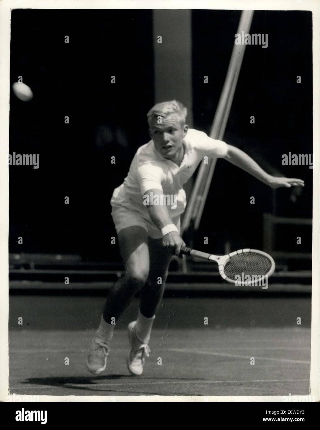 Giugno 25, 1962 - Wimbledon primo giorno. La foto mostra il C.L. Crawford di Stati Uniti d'America nel giocare contro A.Arilla di Spagna su No. 1 LA CORTE a Wimbledon oggi. Foto Stock