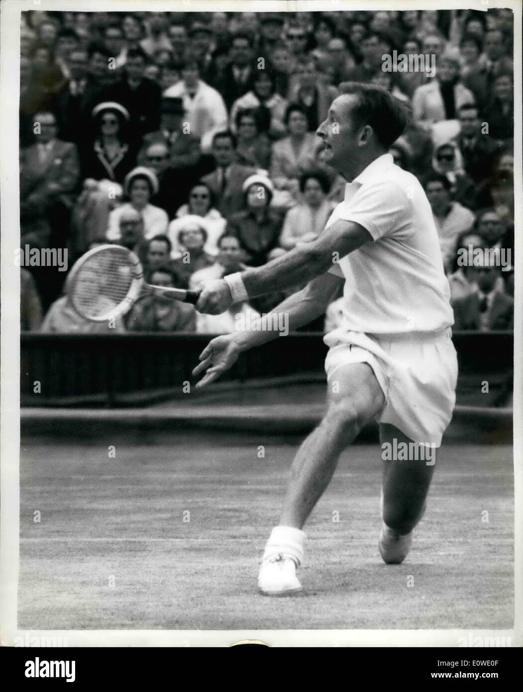 Lug. 04, 1962 - 4-7-62 Rod Laver entra nuovamente la finale di uomini singoli a Wimbledon. Champion Rod Laver (Australia) è entrato nella finale di Uomini Singoli quando ha battuto il suo connazionale Neal Fraser in tre set di dritto a Wimbledon oggi. La foto mostra: Rod Laver in azione contro Neal Fraser durante i loro semi-finale corrispondono oggi. Foto Stock