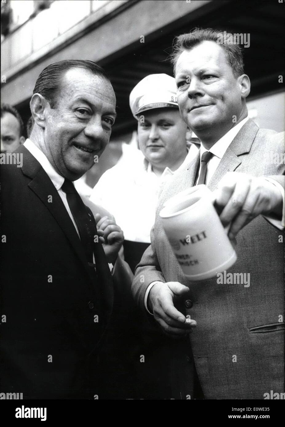 Lug. 07, 1962 - da ricordare sulla buona birra di Berlino, il New Yorker Mayor, Robert F. Wagner, ottenere due pietra-brocche. Sindaco Robert F. Wagner e che disciplinano il sindaco Willy Brandt ha fatto un giro panoramico attraverso Berlino oggi (12.6.1962) Foto Stock