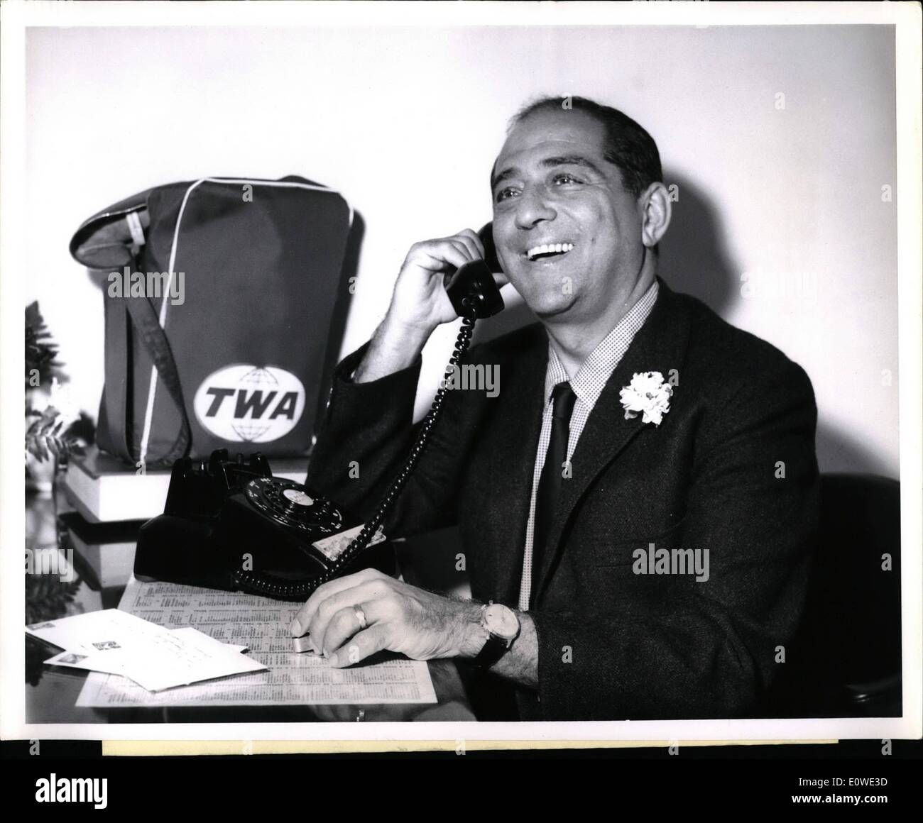 Lug. 07, 1962 - Il Metropolitan Opera il baritono Robert Merrill sembra essere godendo questo ultimo minuto telefonata alla Trans World Centro di volo, prima di salire a bordo di un TWA SuperJet a Roma per tre settimane e a Firenze, dove si registrerà di Puccini ''Ii Tabarro'' con Renata Tebaldi, per Londra record. Credits: TWA Foto Stock