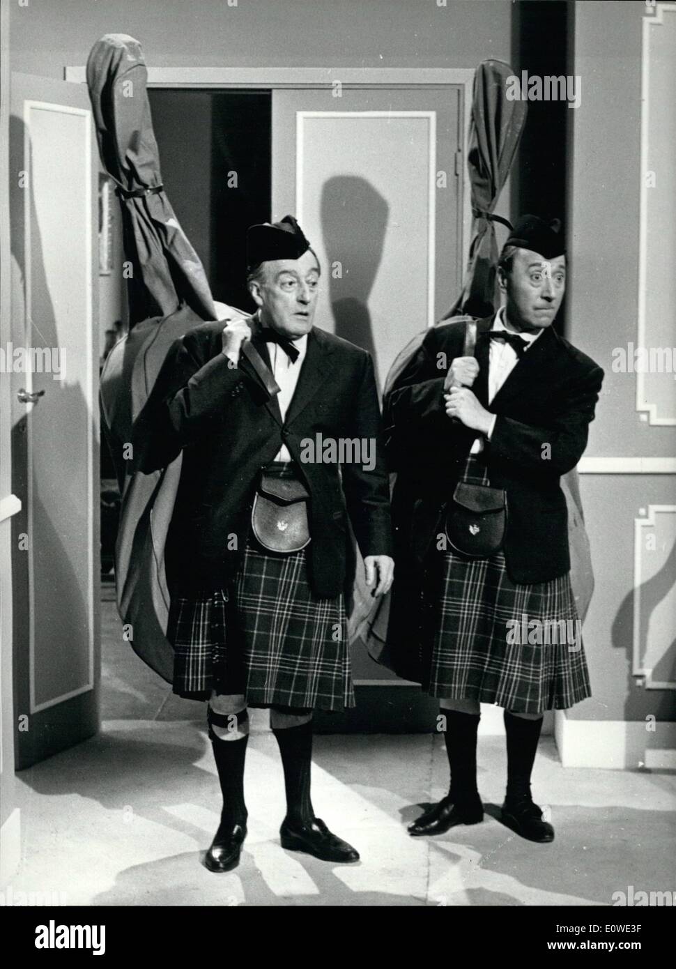 Lug. 07, 1962 - Due brillante attore italiano di schermo; Toto (sinistra) - chi era il Principe Antonio Decurtis di Bisanzio ed Erminio Macario, nella camicia scozzese, in una scena del film ''Toto di notte'' (Toto di notte). I due attore, nel film in arrivo in Scozia e fare uno;s migliore per apparire due autentici scottishmen. Foto Stock