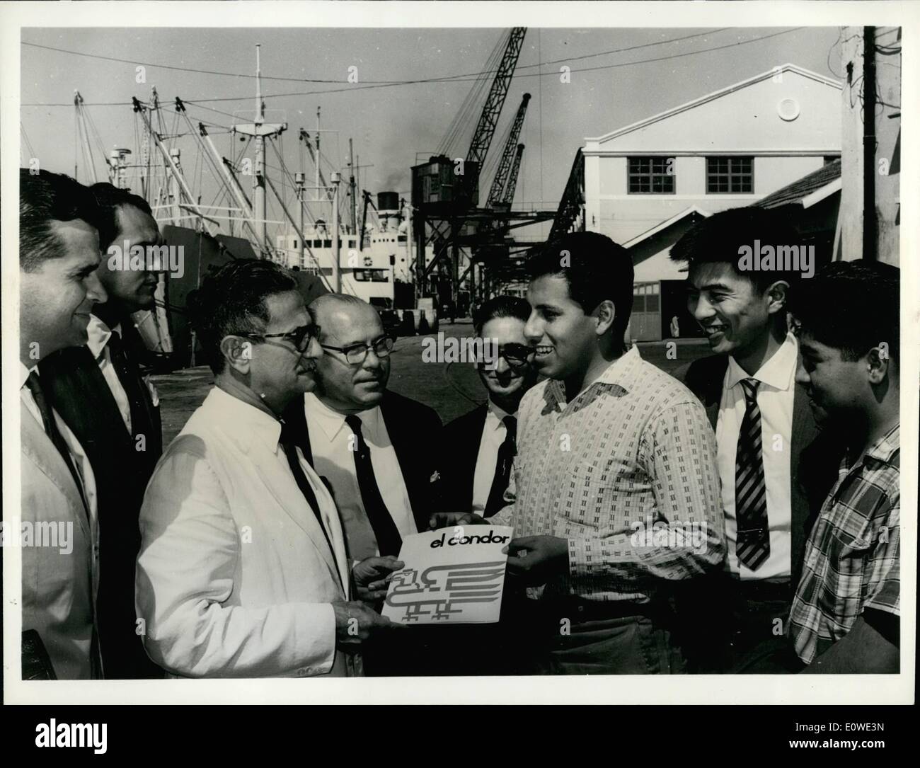 Lug. 07, 1962 - presso il Porto di Recife, porta il Soprintendente Dott.ssa Borba, Jr. incontra il peruviano gli studenti che hanno presentato il loro gioco El Condor in connessione con la morale Re-Armament offensivo in tutto il nord-est del Brasile. Alberto Kowarick (sinistra), Sao Paulo industriale e Polynice Sena Xavier, Segretario Generale dell Unione portworkers di Recife. Foto Stock
