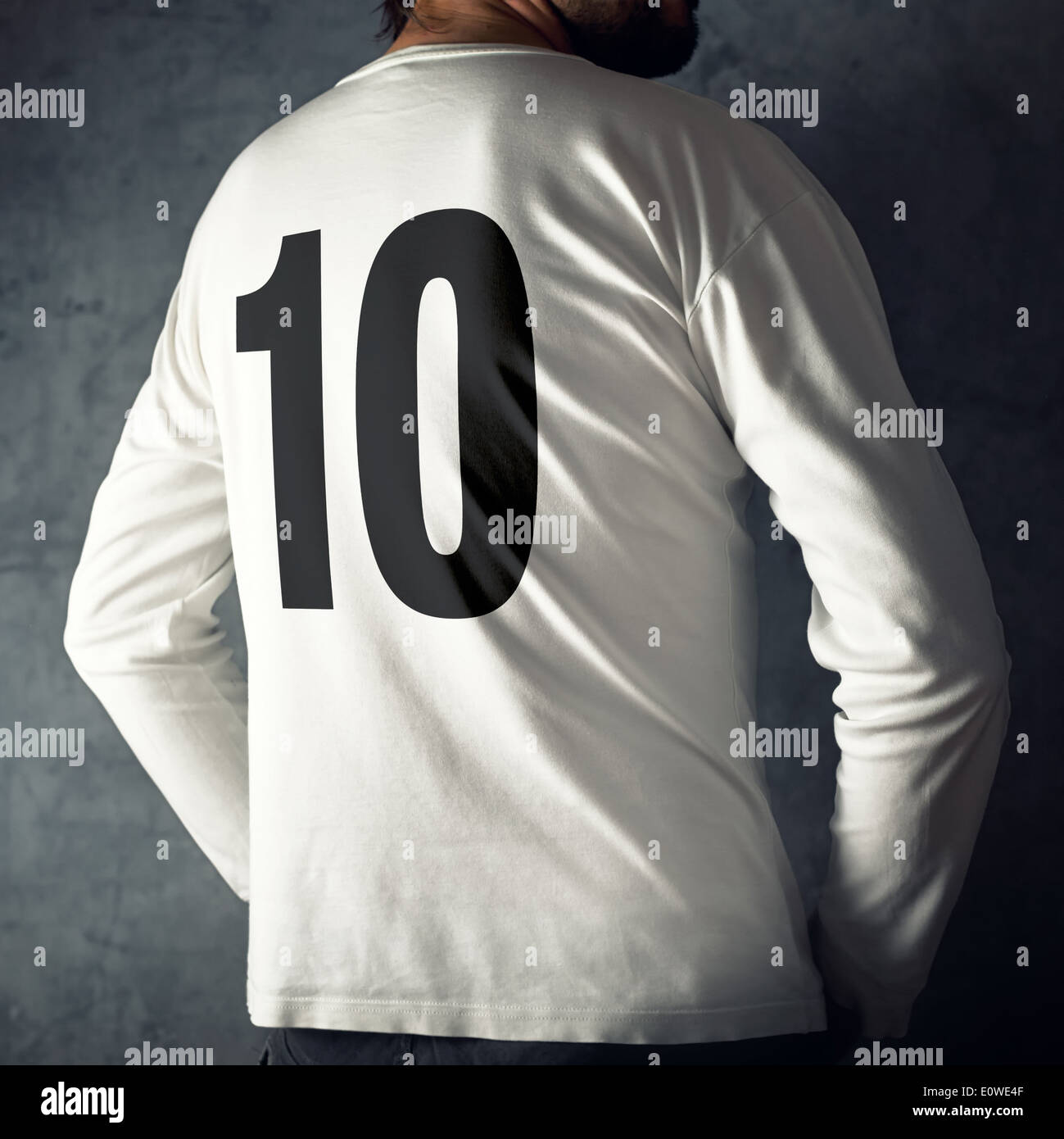 Uomo che indossa lo sport shirt con numero dieci stampato sulla sua schiena. Foto Stock