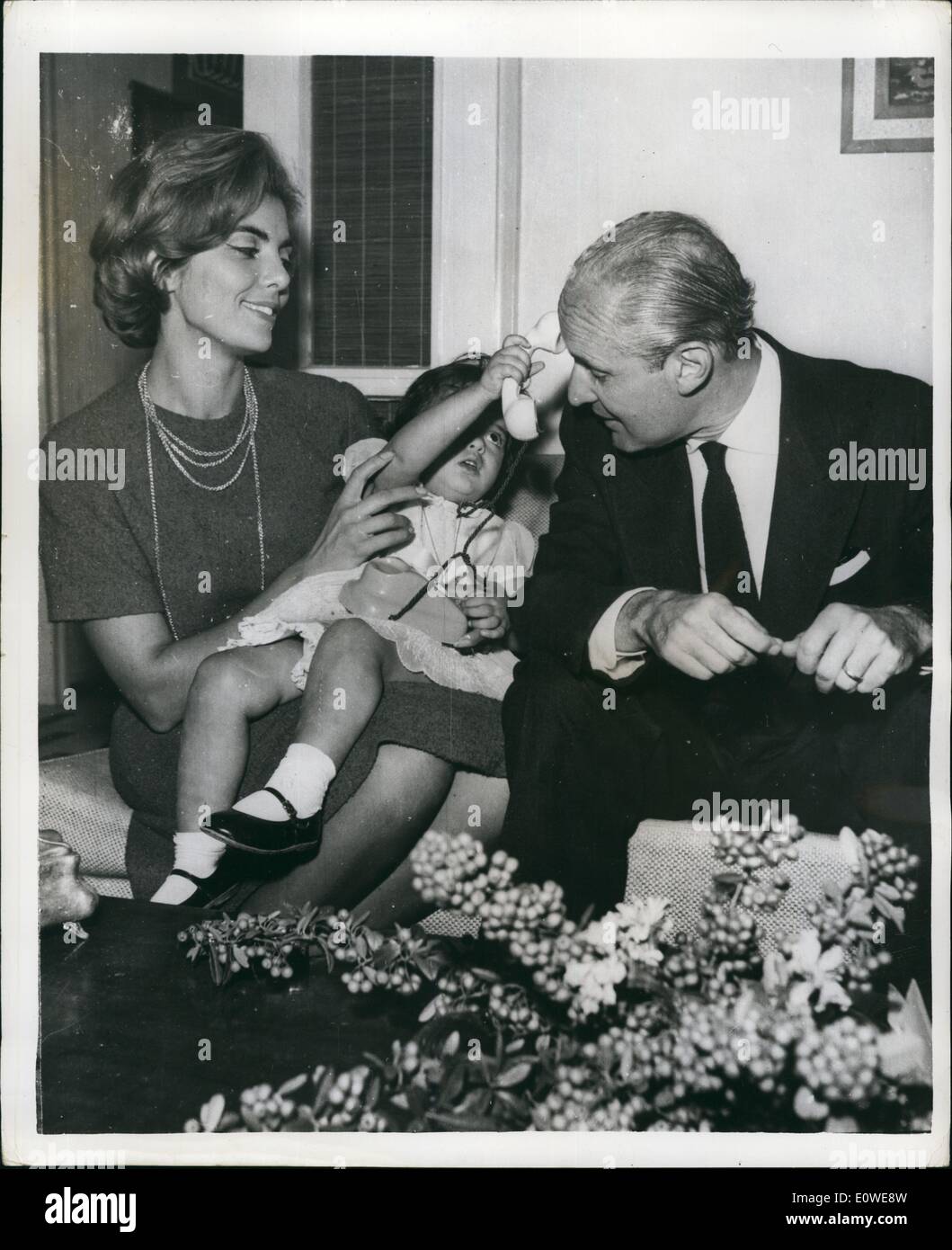 Ottobre 10, 1962 - Uomini deres deputati liberato in Turchia: più di 200 deputati degli uomini deres regime in Turchia le guerre liberato dal carcere giovedì. Essi erano stati condannati a termini tanging da due a otto anni dal tribunale speciale di Yassiada dopo la coupdetat militare di Maggio,1960, e sono stati liberati in un amnistia votato dalla Grande Assemblea Nazionale. La maggior parte di loro è venuto dallo stato prione di Kayseri nel sud est della Turchia. La foto mostra la signora Foto Stock