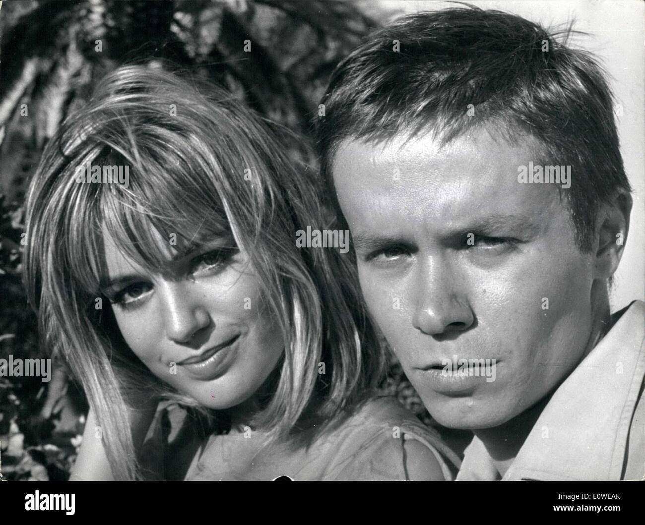 Lug. 07, 1962 - Le attrici e attori che giunsero in Sicilia, in questa bella terra di sole, per il Festival del Cinema dedicato il loro tempo sul Po, structive spiagge di cui questa costa è ricco; le giornate di sole e il bellissimo mare davvero invitati ad avere pigramente poggia.altri hanno preferito la calma e la tranquillità dei bellissimi giardini e le tipiche strade siciliane. Mostra fotografica. Catherine Spaak il belga attrice; nipote del belga ministro straniero, visto a Taormina insieme con la sua fidanzata di Fabrizio Capucci,fratello del ben noto abito italiano-maker Roberto, che ha aperto un atelier a Parigi Foto Stock