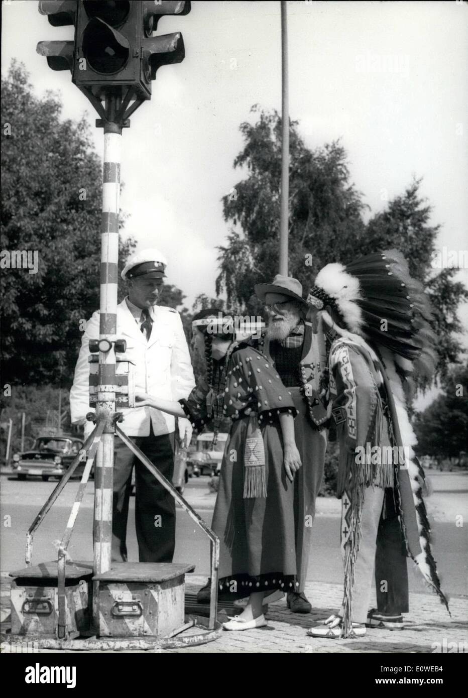 Lug. 07, 1962 - Questa polizia-uomini in Berlino ovest ha pensato che è in piedi nel ''wild-west'' in Texas, quando lui è stato attaccato da un cowboy un due indiani. Il cowboy e Indiani sono statistis del tedesco-americana-Volks-fest che sarà organizzare da 28,7 a 12,8. a Berlino Ovest. Foto Stock