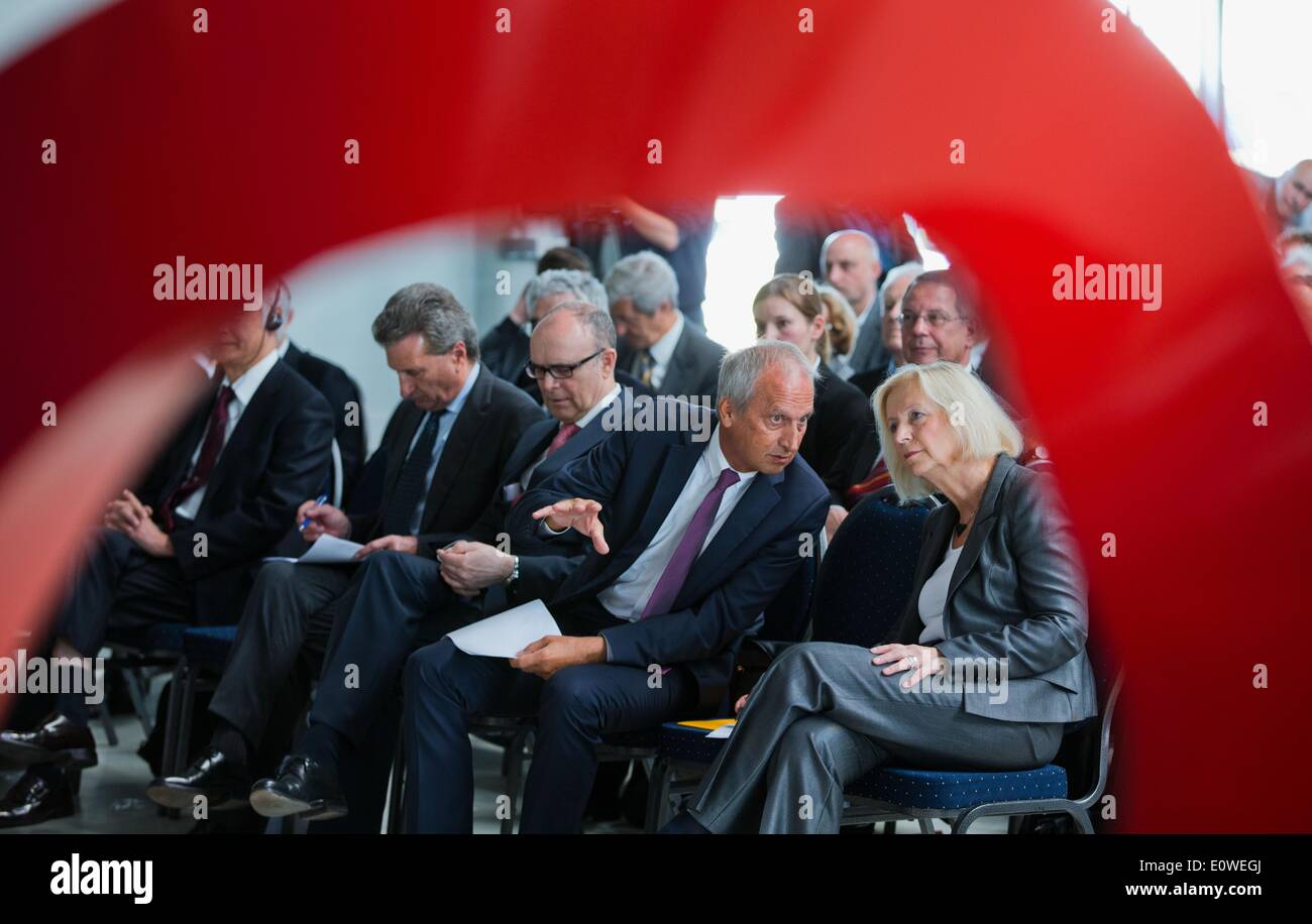 Il Commissario europeo per l'energia Guenther Oettinger (CDU, L), Premier di Meclemburgo-pomerania Erwin Sellering (SPD, 2-L), presidente del Max Planck Society Peter Gruss (2-R) e il Ministro tedesco per l'istruzione e ricerca Johanna Wanka (CDU, R) sono raffigurato all Istituto Max Planck di Fisica del Plasma (IPP) di Greifswald (Germania), 20 maggio 2014. Operazioni preliminari di esperimento di fusione nucleare Wendelstein 7-X sono stati simbolicamente iniziato il giorno stesso. Wendelstein 7-X sta per essere completedand sarà allora il più grande dispositivo di fusione creata utilizzando lo Stellarator concept. Foto: Jens B Foto Stock