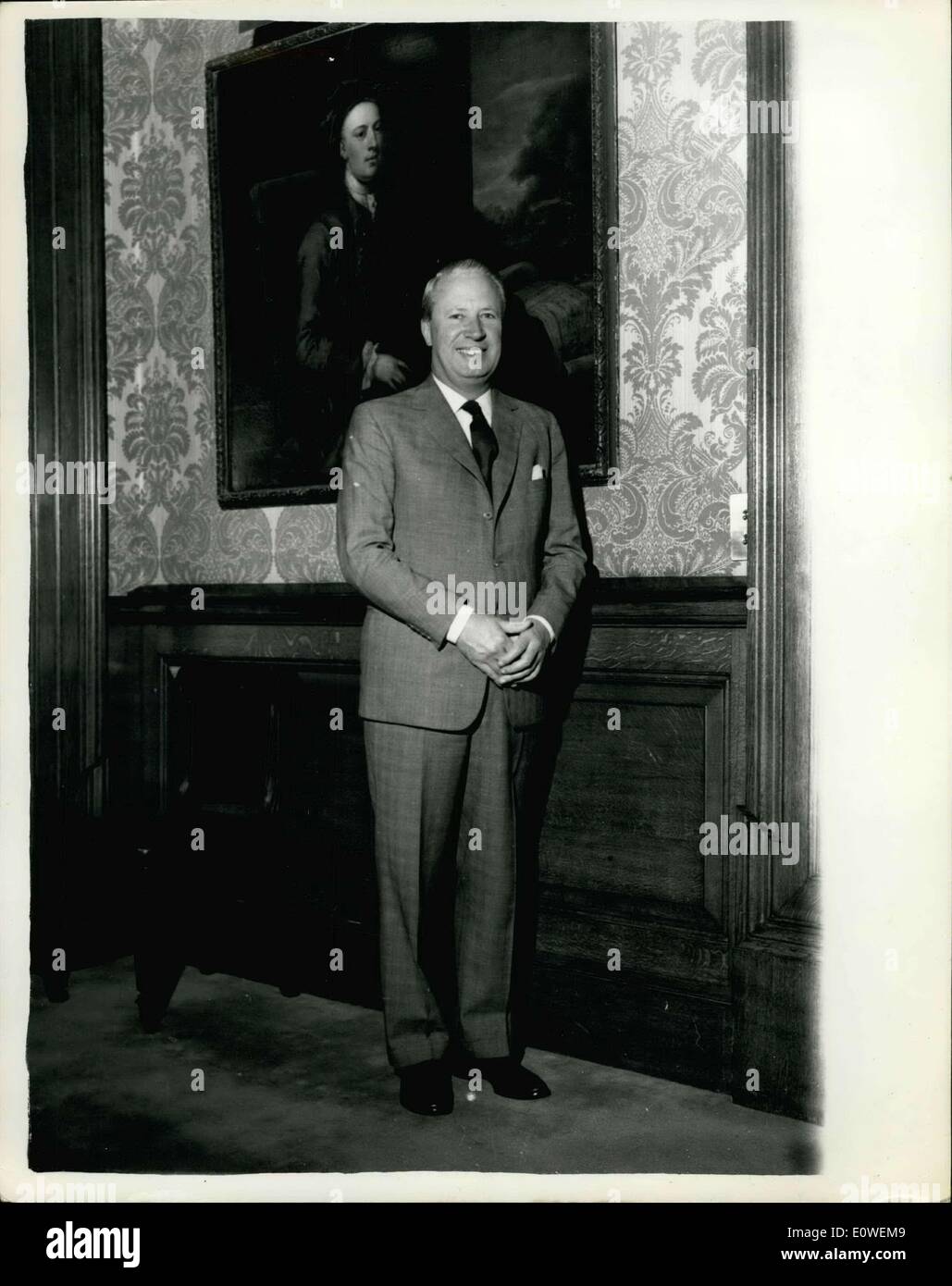 Lug. 31, 1962 - Comune crisi di mercato si appoggia sulle sue spalle il sig. Heath vola a Bruxelles domani: Il sig. Heath, signore Privy Seal, vola a Bruxelles domani per cercare di sbloccare la situazione di stallo sopra l'entrata della Gran Bretagna nel mercato comune. La sua ultima relazione sui progressi compiuti prima che il Parlamento europeo si erge per la pausa estiva, il sig. Heath ieri ha tenuto ferma impressione che il governo non ha affatto abbandonato la speranza di successo a Bruxelles. La foto mostra il sig. Heath nel suo ufficio le nostre ultime foto. Foto Stock