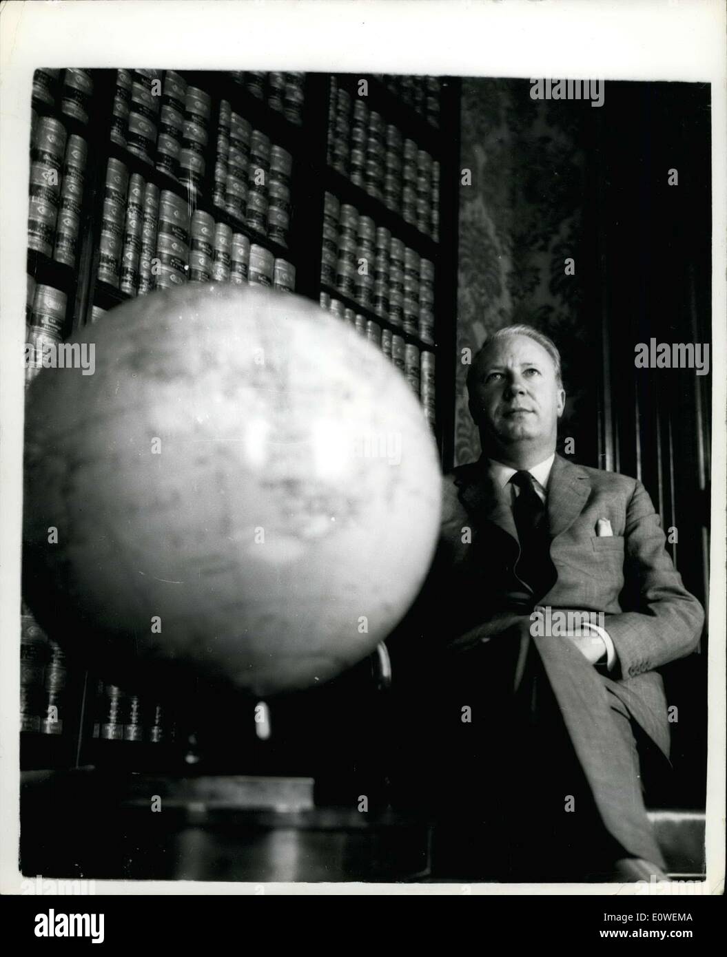 Lug. 31, 1962 - Mercato comune un deadlock si appoggia sulle sue spalle il sig. Heath vola a Bussels domani: Il sig. Heath, signore Privy Seal, vola a Bruxelles domani per cercare di sbloccare la situazione di stallo sopra l'entrata della Gran Bretagna nel mercato comune. La sua ultima relazione sui progressi compiuti prima che il Parlamento europeo si erge per la pausa estiva, il sig. Heath ieri ha tenuto ferma impressione che il governo non ha affatto abbandonato la speranza di successo a Bruxelles. Mostra fotografica. Il sig. Heath in ufficio del Signore parte guarnizione accanto a lui, un globo-la parte europea della quale è costantemente nei suoi pensieri e sforzi. Foto Stock