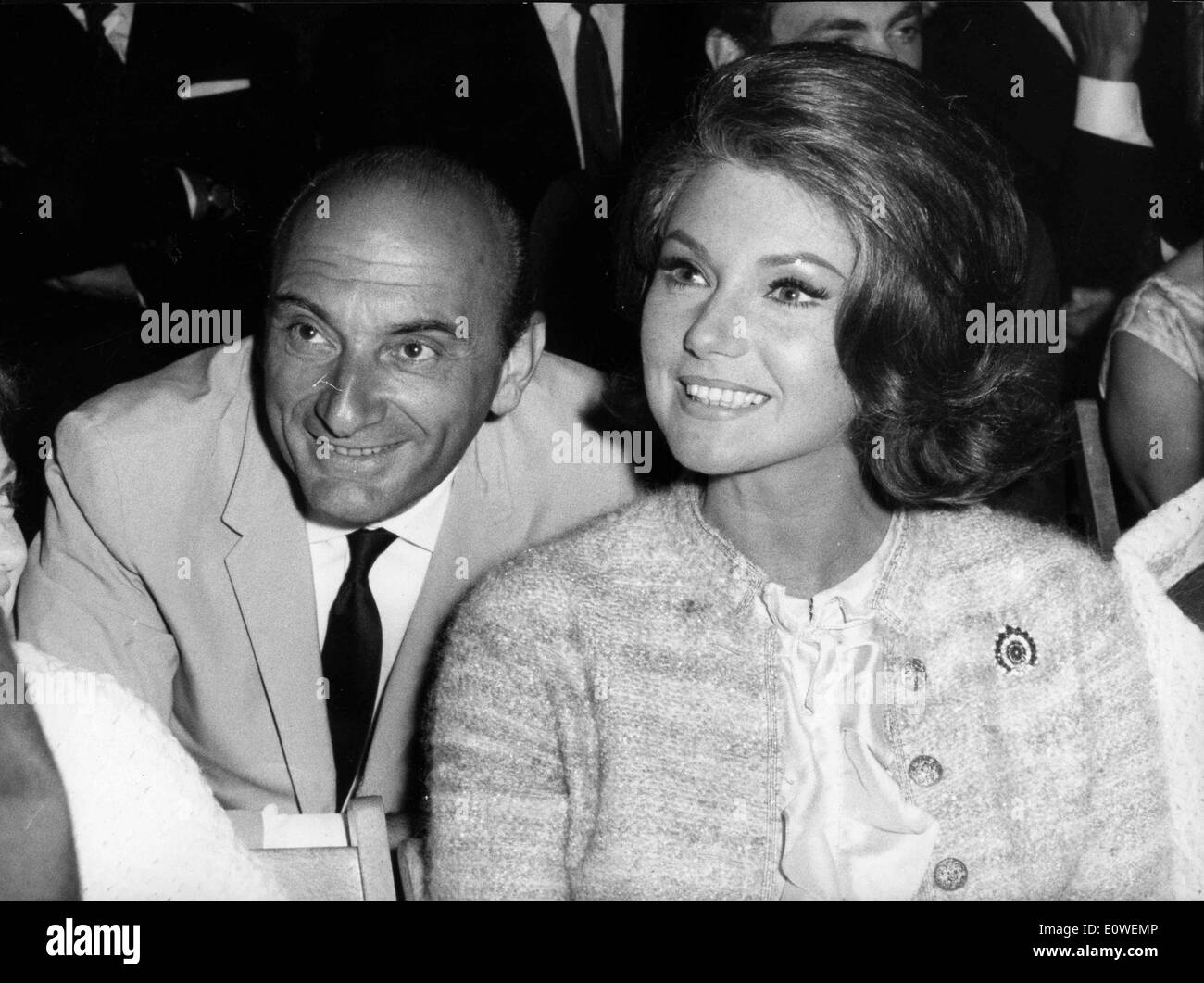 L'attrice Sylva Koscina seduta con un escort Foto Stock