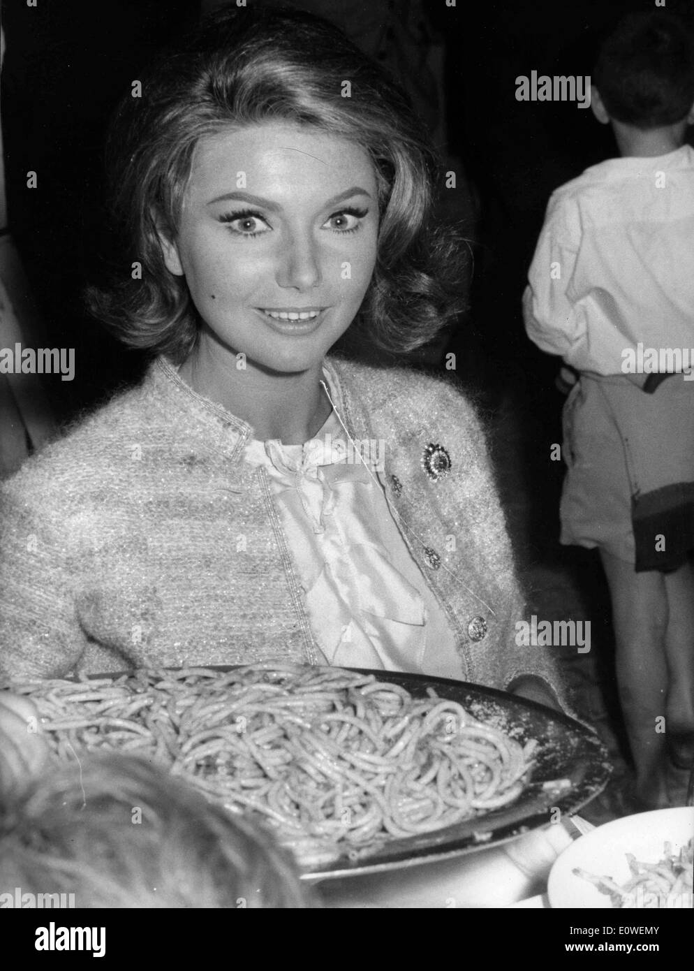 L'attrice Sylva Koscina a una cena di spaghetti Foto Stock