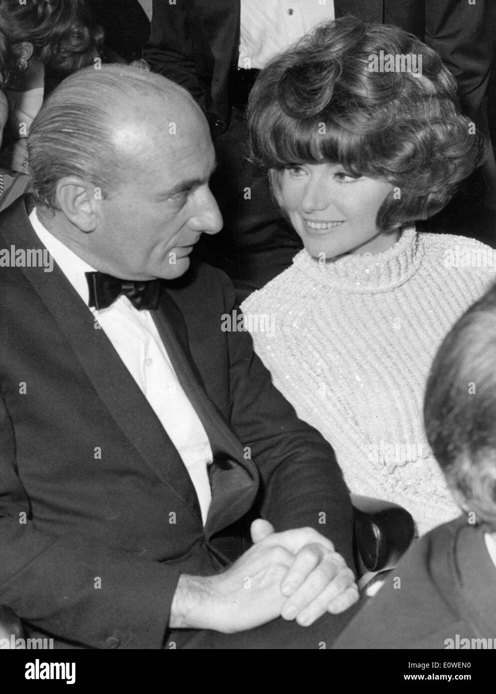 L'attrice Sylva Koscina in corrispondenza di un evento con un accompagnatore Foto Stock