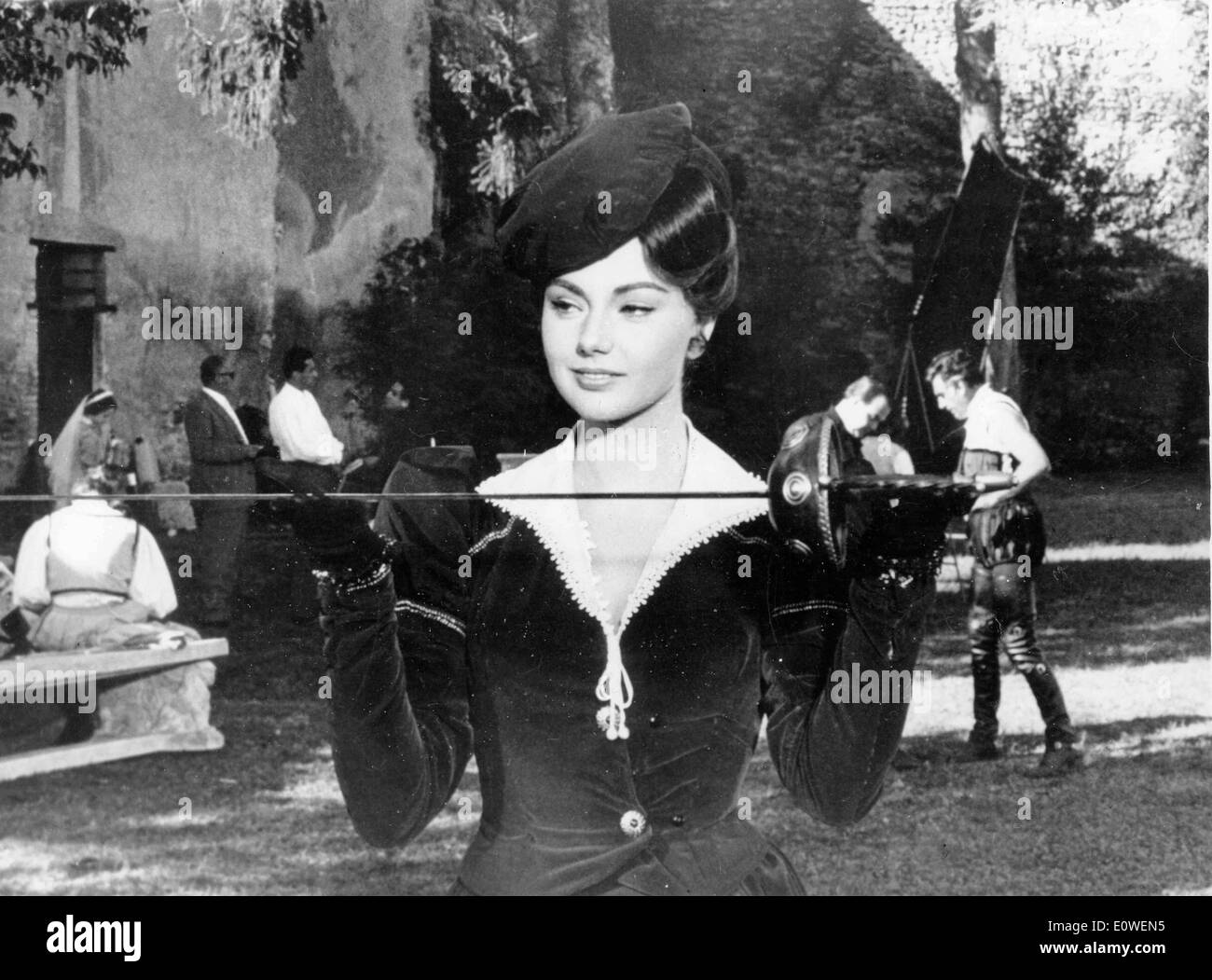 L'attrice Sylva Koscina tenendo una spada per un film di ruolo Foto Stock