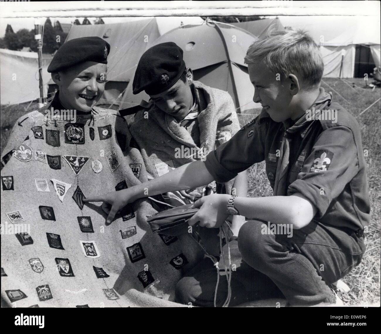 Agosto 06, 1962 - 4.000 scout Camp a Windsor: più di 4.000 Boy Scout formare tutte le parti del mondo ha iniziato una settimana di camp a Windsor Great Park su invito della regina. La foto mostra Huw Watt, 13, di Port Talbot e Allan Webb, 3, di Slough, mostrano il loro accampamento coperte addobba con badge per scout svedese Lars Bengtsson (destra) Foto Stock