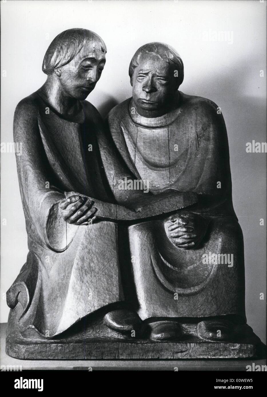 10 ottobre 1962 - i monaci in preghiera nella mostra di Monaco: La famosa arte plastica ''Betende Monche'', che era stata confiscata 25 anni fa dal regime di Hitler durante l'azione 'arte generata' e che è stata venduta ad un paese straniero contro valuta estera, Ora potrebbe essere dato ritorno al vecchio proprietario, la galleria nazionale, il paese Berlino ha dovuto pagare quindi  300,000 ad una persona privata americana Foto Stock