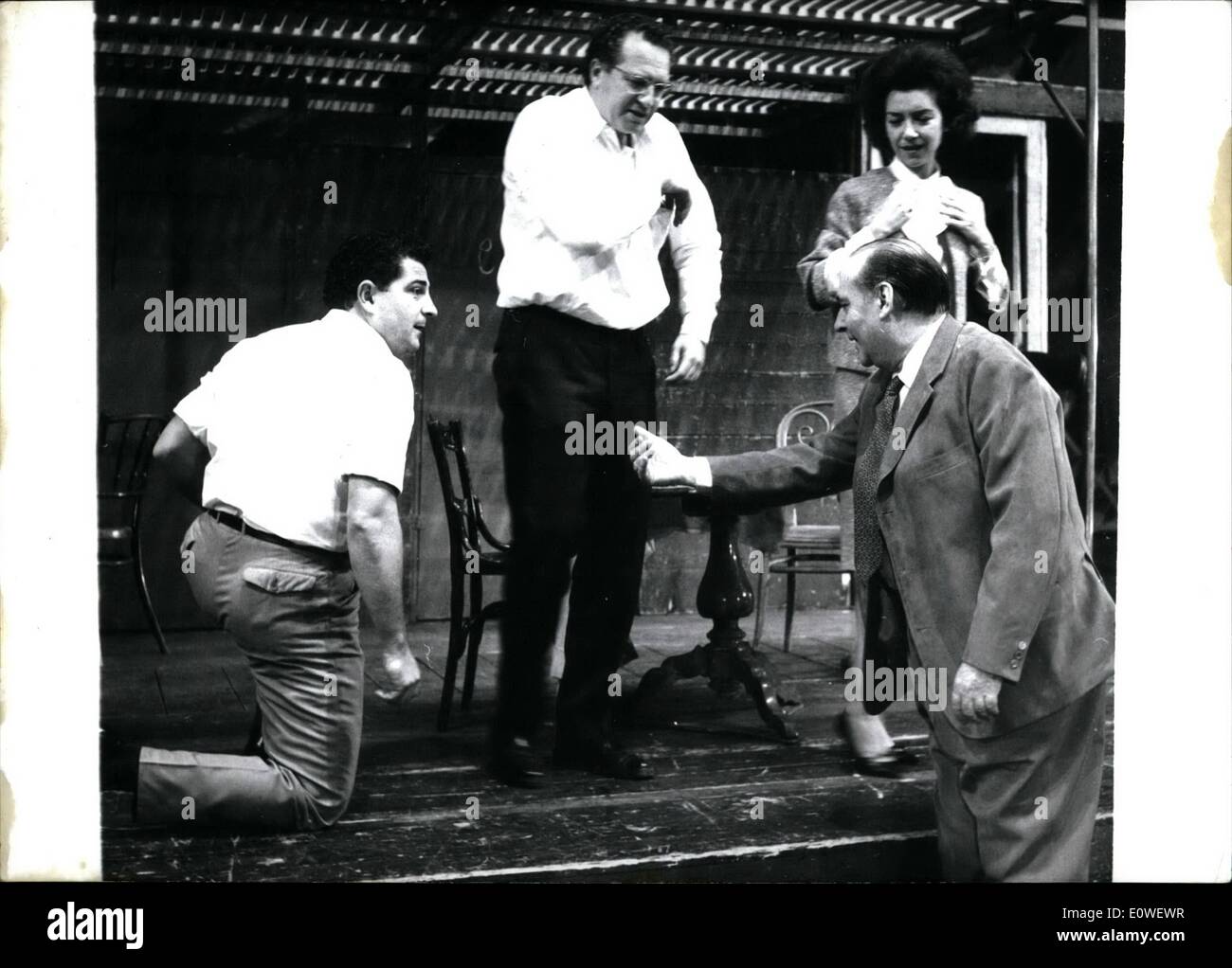 Ottobre 10, 1962 - Rosselini dirige l Opera di Francoforte'' Il film italiano direttore ed ex marito di Ingrid Bergmann, Roberto Rossellini, sta dirigendo il tedesco Premiere dell'Opera uno sguardo dal ponte", che è stata scritta da Arthur Miller e composta da Rosselini il fratello di Renzo, la prima performance si terrà il 7 novembre mostra fotografica di Roberto Rosselini (in primo piano a destra) dando istruzioni durante le prove per i cantanti (da sinistra) Cesare Carzi, Leonardo Wolovsky e Sylvia Stahlan. Foto Stock