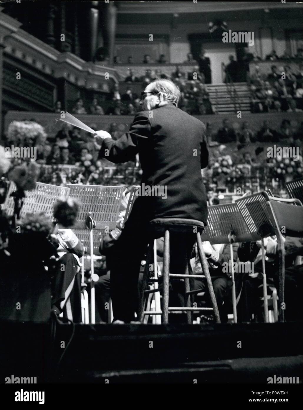 Ottobre 10, 1962 - La banda Sit-Down conduttore il trionfo: un uomo malato lasciato il letto di sabato per aiutare 25 uomini vincere il ''Daily Herald'' Brass Band campionato. Il sig. Alex Mortimer, 57-anno-vecchio direttore musicale di CWS Manchester, non aveva recuperato da un attacco bronchiale, e ha disubbidito Doctor's ordini --- seduta su uno sgabello nella Royal Albert Hall di Londra, ha condotto la Banda per la vittoria, con Verdi la forza del destino overture. Più tardi è tornato a condurre in una performance broadcast sulla BBC Programma di luce. Poi tornò a letto. La foto mostra il signor Alex Mortimer conduce da uno sgabello. Foto Stock