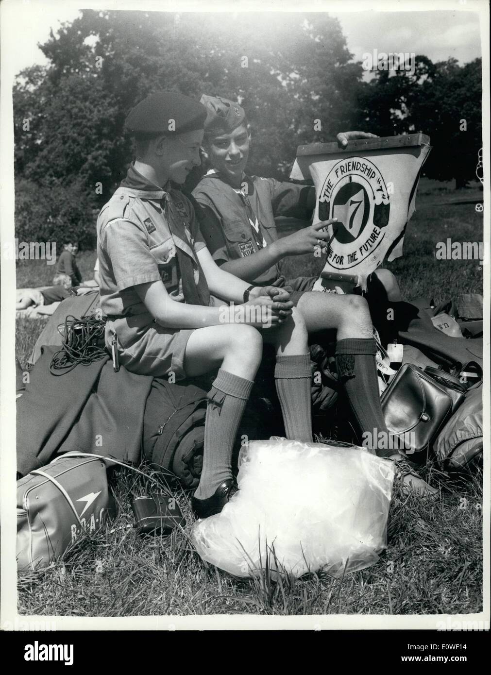 Agosto 08, 1962 - 4.000 scout Camp a Windsor; più di 4.000 Boy Scout provenienti da tutte le parti del mondo hanno iniziato a camp per una settimana oggi in Windsor Great Park su invito della regina: mostra fotografica di 14-anno-vecchio Don Blaney di Menasha, Wisconsin, USA, mostra 13enne Victor Clarke (destra) del 2° Woodley truppa, le insegne della visita American Troup. Foto Stock