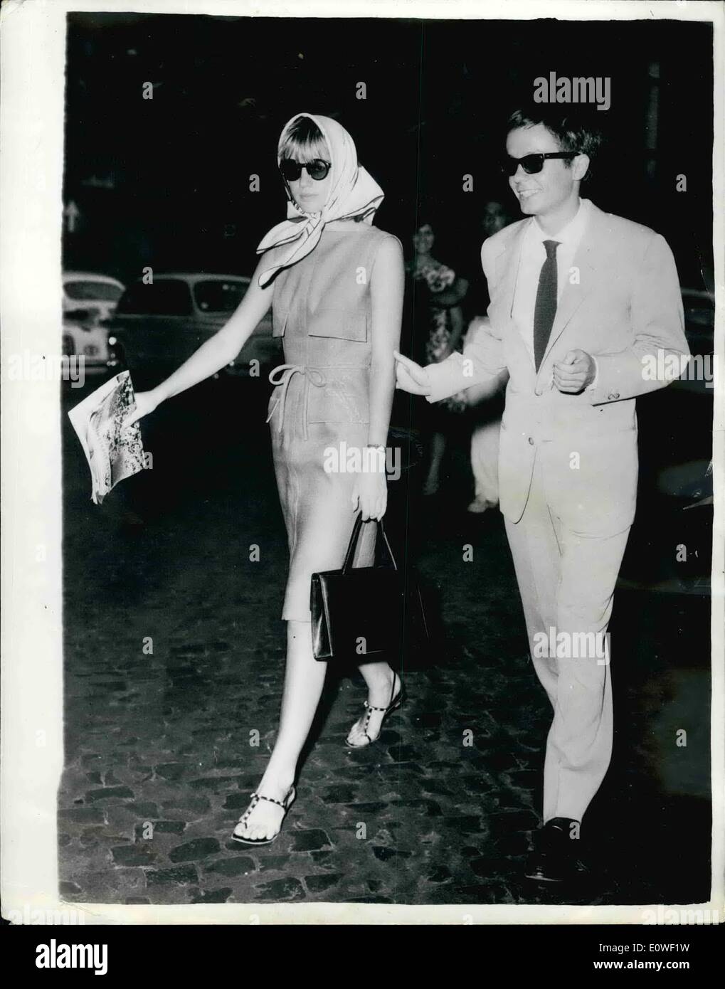 Agosto 08, 1962 - Catherine Spaak al mer attore italiano. Mostra fotografica di Catherine Spaak, attrice nipote del Ministro degli esteri belga, Henry Spaak, raffigurato con la sua fidanzata attore italiano Fabrizio Capucci, in Roma. Il giovane sono detto di essere sposato a breve. Foto Stock