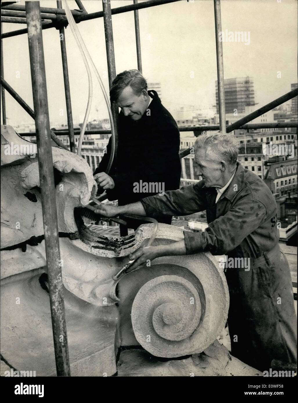 Ottobre 10, 1962 - inizio del lavoro sulla pulizia di San Paolo Il mammoth il lavoro di pulizia della Cattedrale di San Paolo, per la prima volta in 250 anni, ha iniziato a. Gli operai sono occupato su l'edificio storico del West anteriore -- Fino ad ora solo la parte per la quale non ci sono abbastanza fondi disponibili. Il Dean ha detto pulizia di tutta la cattedrale costerebbe circa 00,000. immagine mostra: Famiglia specialisti nel lavaggio giù edifici, Harry Burton, 62, e suo figlio Harry Burton, 38, di Kentish Town, arrivare al lavoro su San Paolo ''Facelift'' oggi. Foto Stock