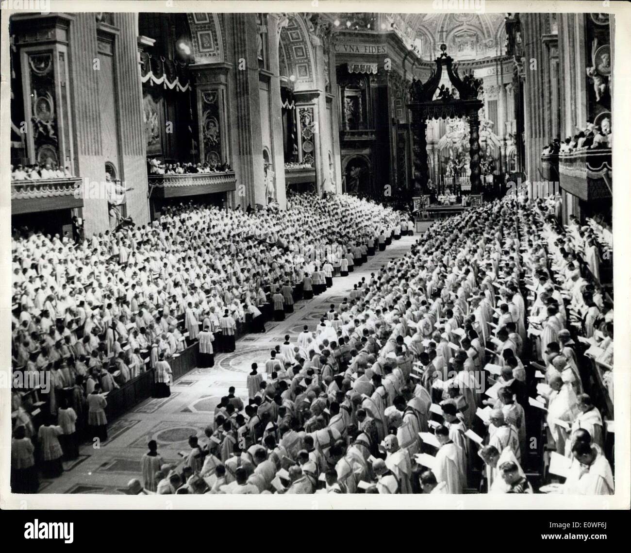 Ottobre 12, 1962 - Apertura del Concilio Ecumenico in San Pietro Vista generale nella grande Basilica: più di 2.500 Cardinali - Patriarchi - Gli arcivescovi e i Vescovi riuniti nella grande Basilica di San Pietro a Roma - Quando papa Giovanni ha aperto il 21st. Concilio ecumenico della Chiesa Cattolica Romana. Mostra fotografica di vista generale della scena nella Basilica di San Pietro-s - durante la cerimonia di apertura di ieri. Foto Stock