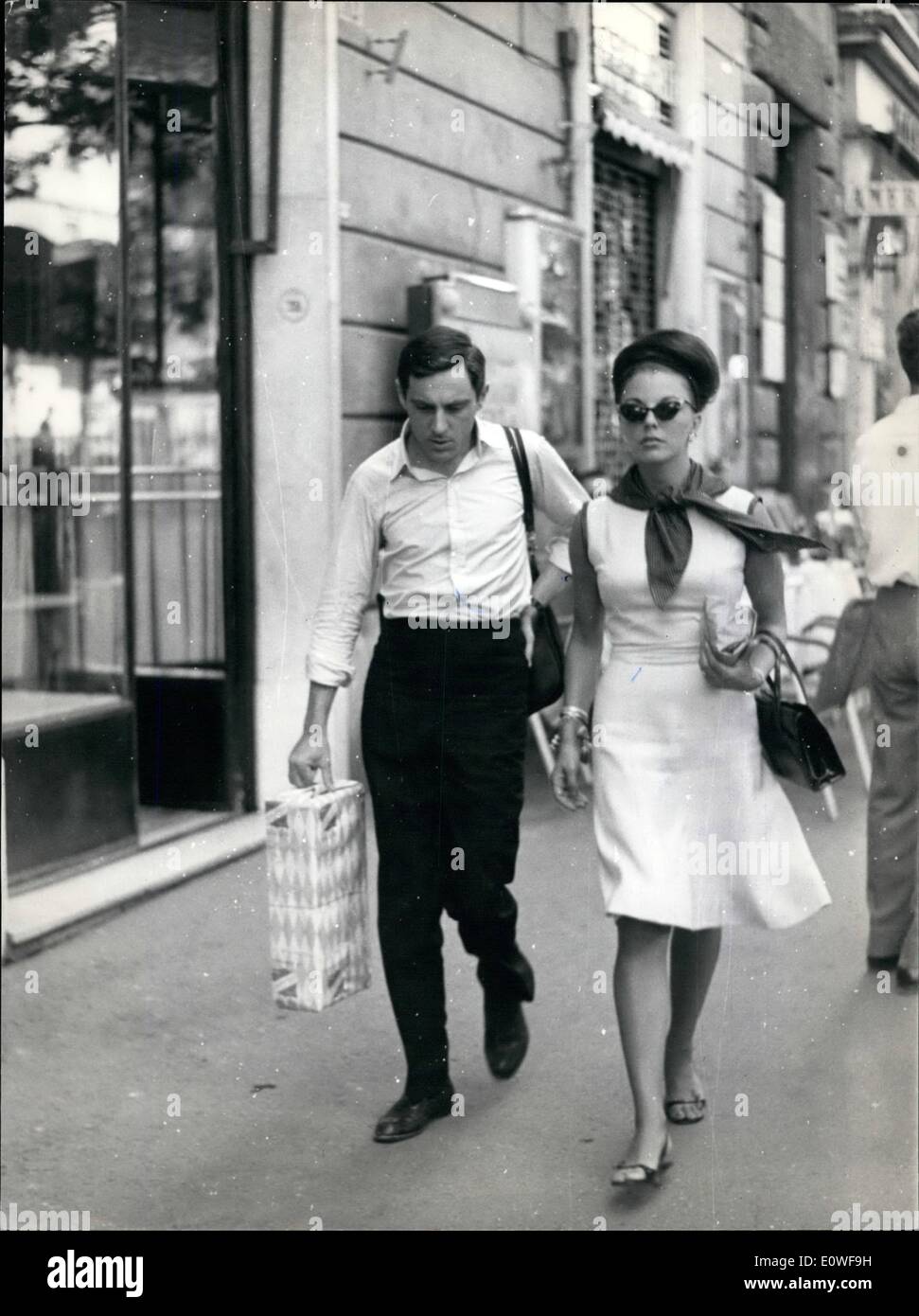 Agosto 08, 1962 - Joan Collins English attrice, che è stato ospite a Roma per diverse volte, e tornato alla nostra città insieme con una nuova fidanzata, un direttore inglese di cui il nome è sconosciuto . Qui il giovane vede in via Veneto, passeggiate nella soleggiata street, durante l'ora di pranzo. Foto Stock