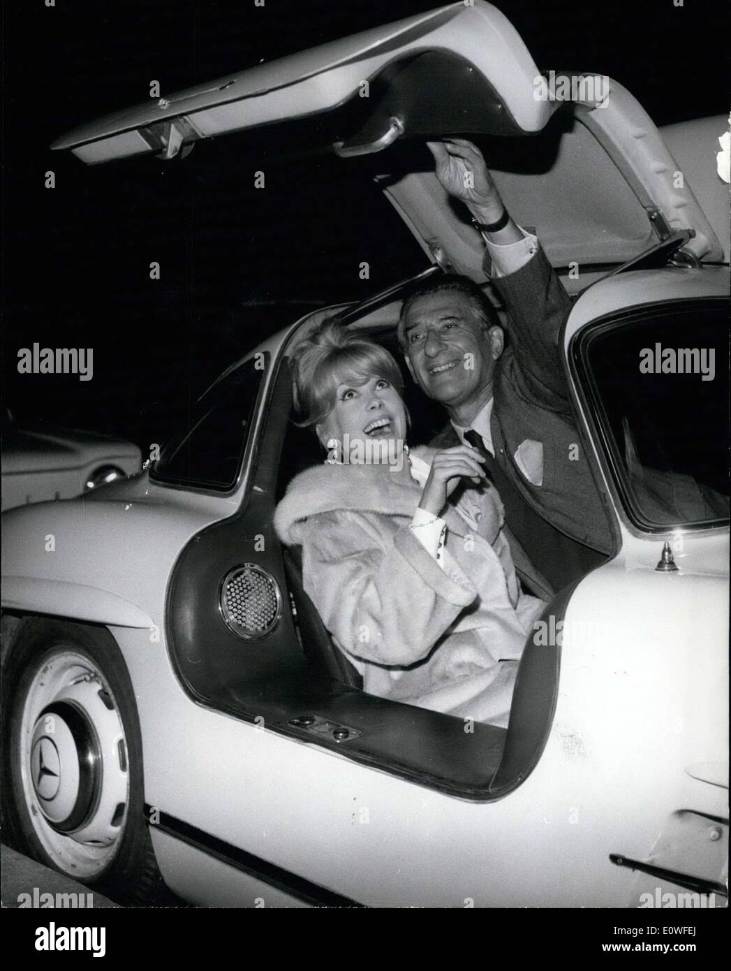 25 ottobre 1962 - Catherine Deneuve e il suo fianc? Roger Vadim sono visto arrivare alla premiere di Louis Veiller's film, ''E Satana chiede le spire. Foto Stock