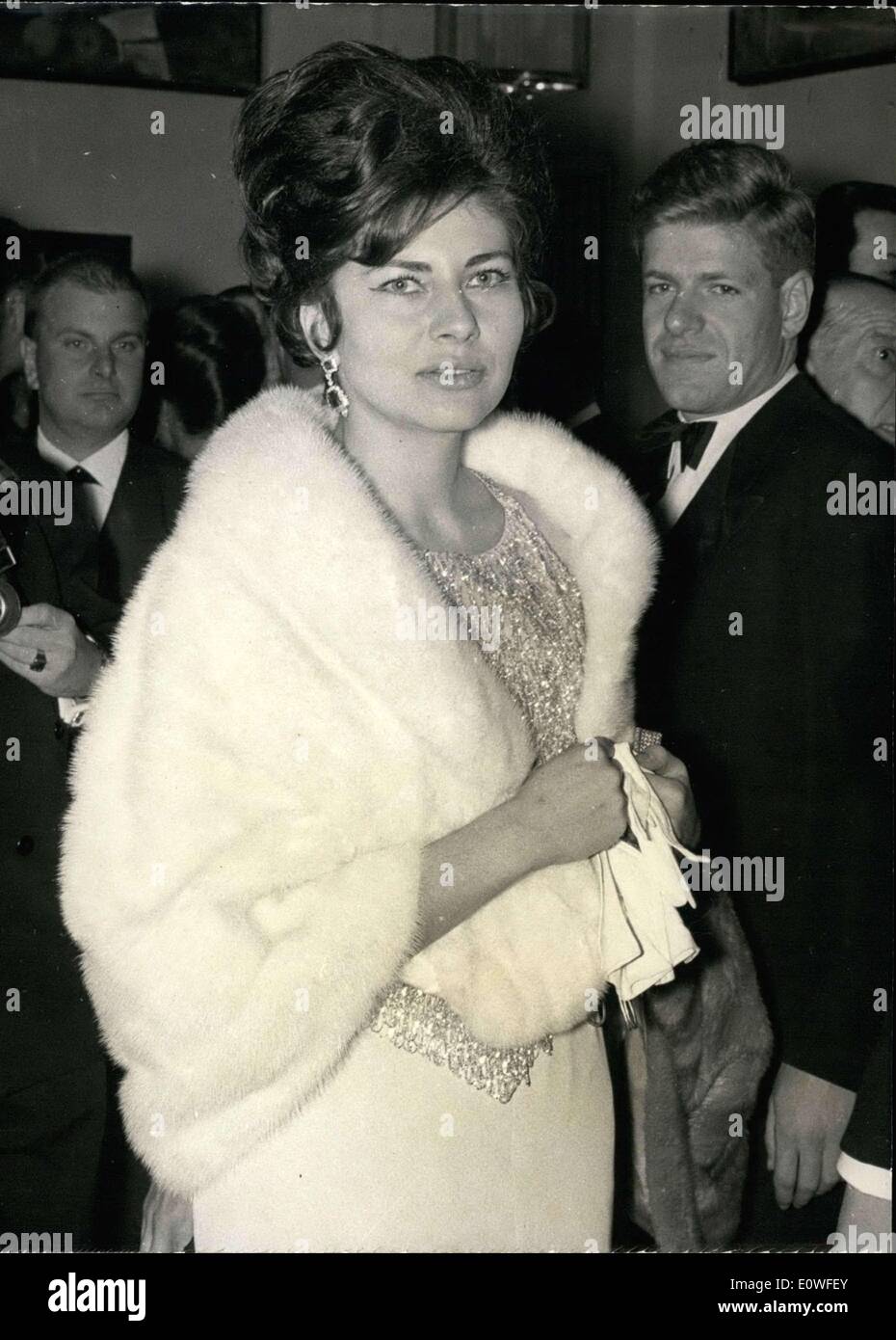 28 ottobre 1962 - La Principessa Soraya ha fatto la sua prima apparizione pubblica sabato notte dal momento che lei ha interrotto il suo impegno per Gunther Sachs. Ha frequentato il 1962 Autunno Gala di Divonne Les Bains che fu dato da Felix Schnyder, le Nazioni Unite ad alto commissario per i rifugiati, è stato organizzato per raccogliere fondi per i rifugiati che vivono in Grecia e in Italia a partire dagli ultimi due guerre. Circa 600 membri dell'alta società ha partecipato al gala, come pure la vendita di alcuni gioielli a un American auction. Immagine: la principessa Soraya alla sua tavola, divenuto ''la triste principessa'' di nuovo. Foto Stock