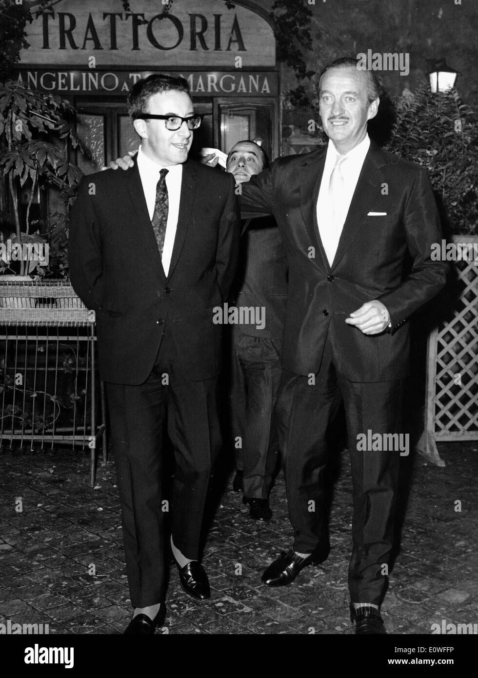 Attori David Niven e Peter Sellers lasciare Trattoria Foto Stock