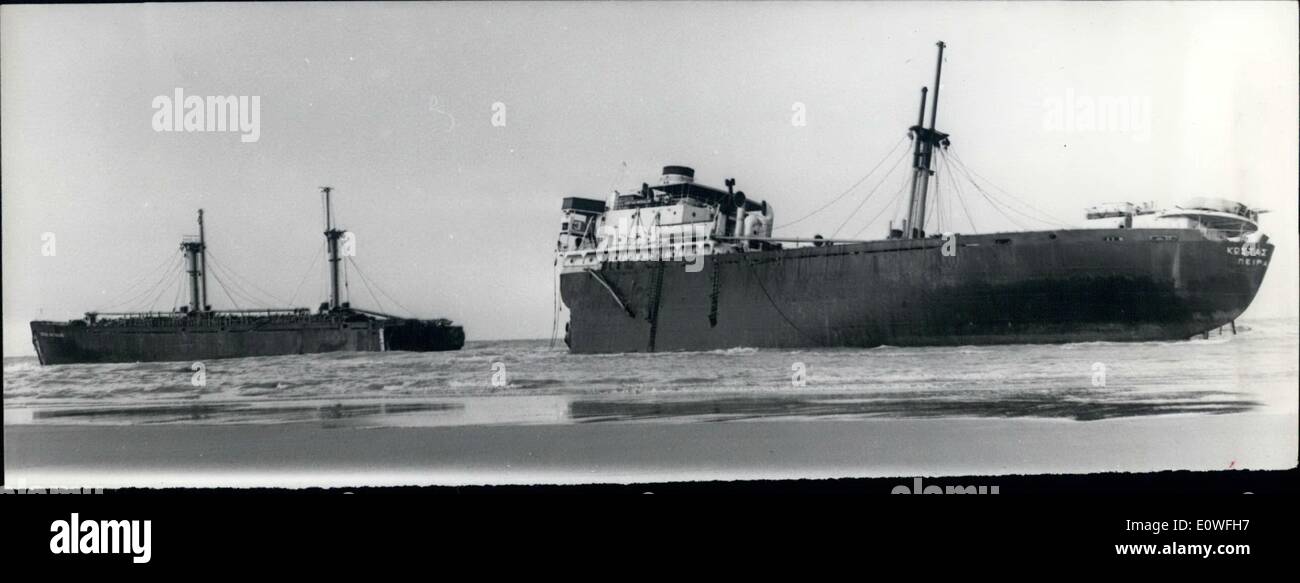 Nov. 11, 1962 - Foto mostra le due metà del Liberty - Nave Costas Michalos sulla riva di Sangatte. Foto Stock