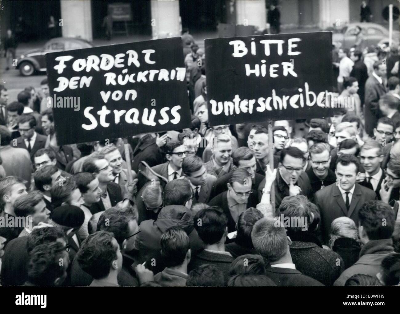 Nov. 11, 1962 - Dimostrazione contro Franz Joseph Strauss: il tedesco liberalistic studenti presso l università di Monaco di Baviera ha avuto oggi Foto Stock