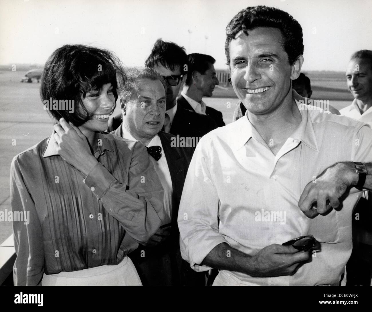 Il cantante Gilbert Becaud e la sua fidanzata Janette Woolcat arriva a Roma Foto Stock