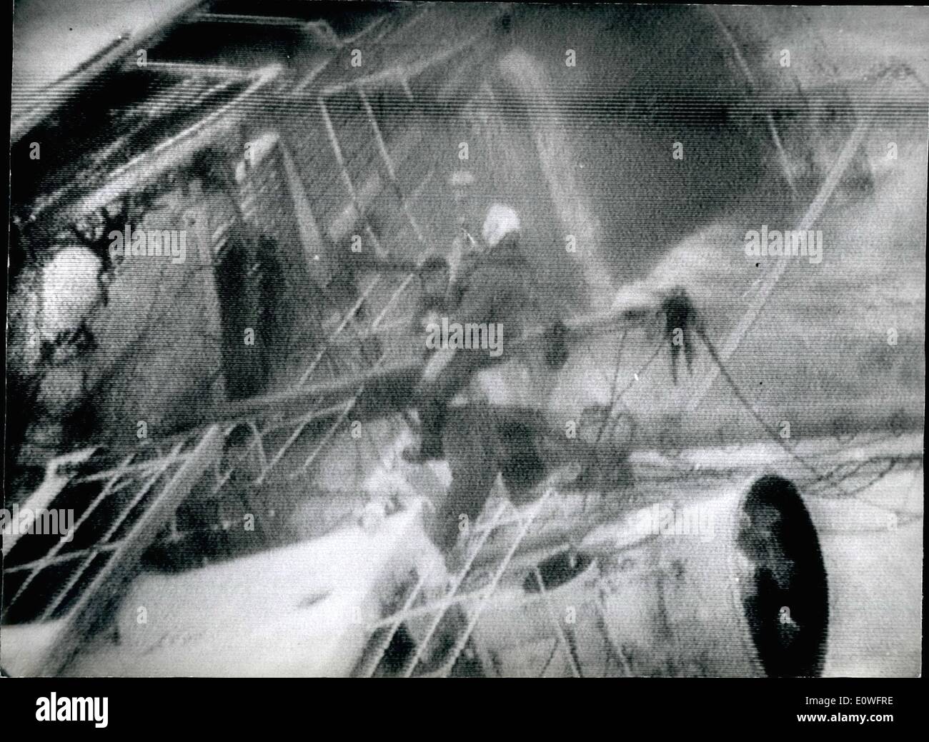 Nov. 11, 1962 - Il dramma del Land's End trawler Recue: sei uomini sono stati salvati dal naufragio del peschereccio francese Jeanne Goudy che fa sprofondare su rocce al Land's End, Cornwell, sabato. Dodici altri morirono. I sopravvissuti sono stati intasati fro il relitto in elicottero nel mezzo di raging deas. L'immagine mostra: un soccorritore è abbassata sul ponte della nave in spray-nebbia per aiutare la aurvivors. Foto Stock