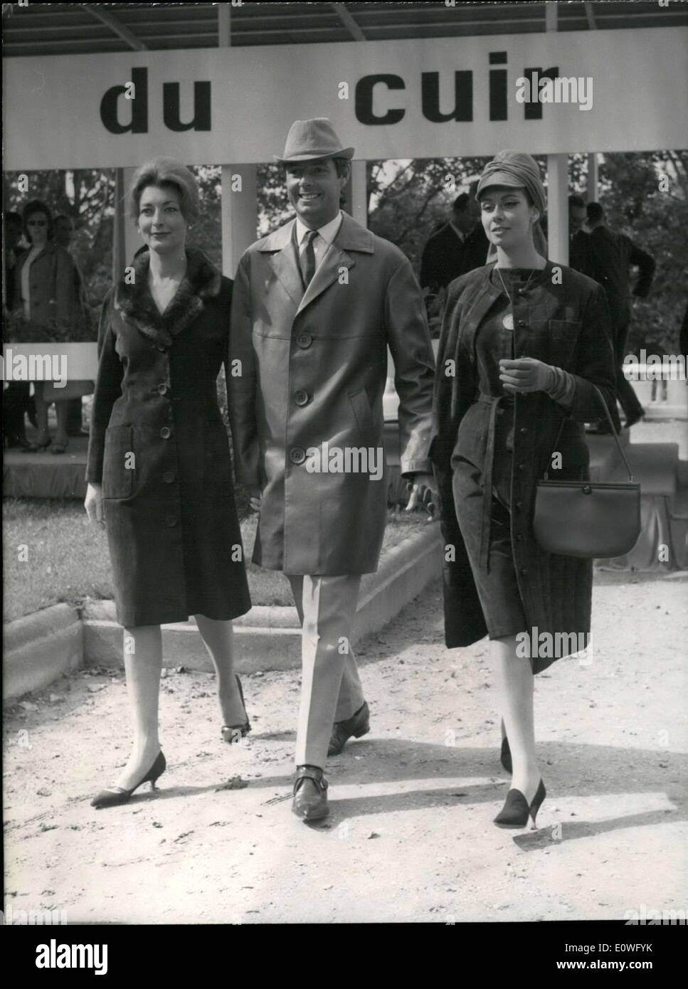 Sett. 08, 1962 - Modelli presente ultime creazioni Paris International Expo in pelle Foto Stock