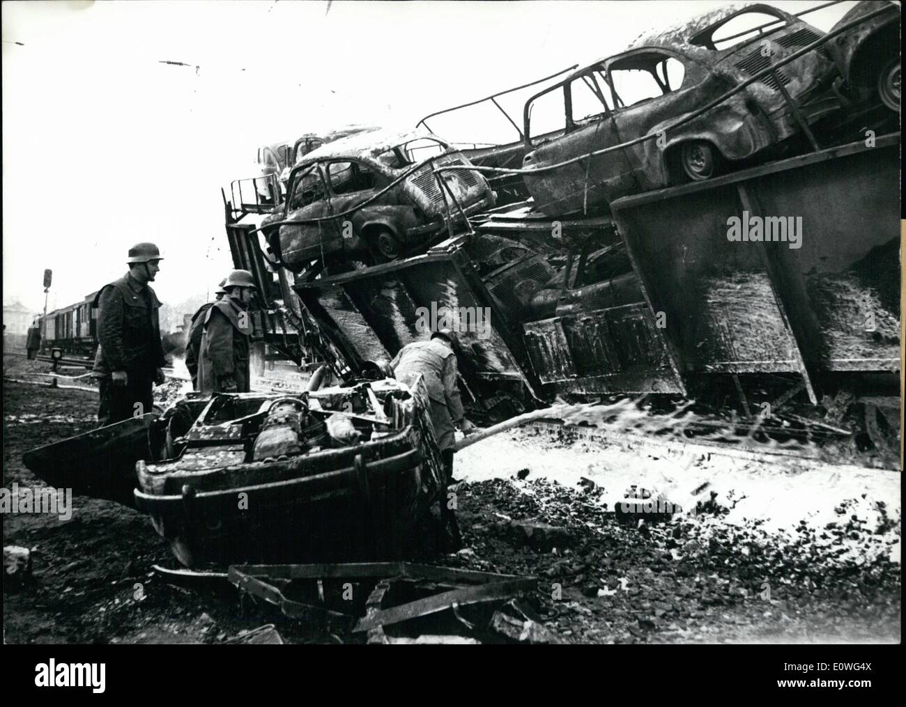 Nov. 11, 1962 - incidente ferroviario nei pressi di Monaco di Baviera su aga inst 2 orologio in lui Mattina 2 Merci- treno precipitava a pfaffenhoifon (Pfaffenhofen) nei pressi di Monaco di Baviera. La maggior parte dei carri cya -caric il sistemaare giù un sope e bruciata,. uno dei 2 treni era un treno di trasporto con autovetture provenienti dalla fabbrica. I danni ammontano a circa 1 milioni di DM (Deutsche Mark) Luckely la vita umana non sono state ferite. mostra fotografica di estinguere-lavoro a completamente bruciato autovetture. Foto Stock