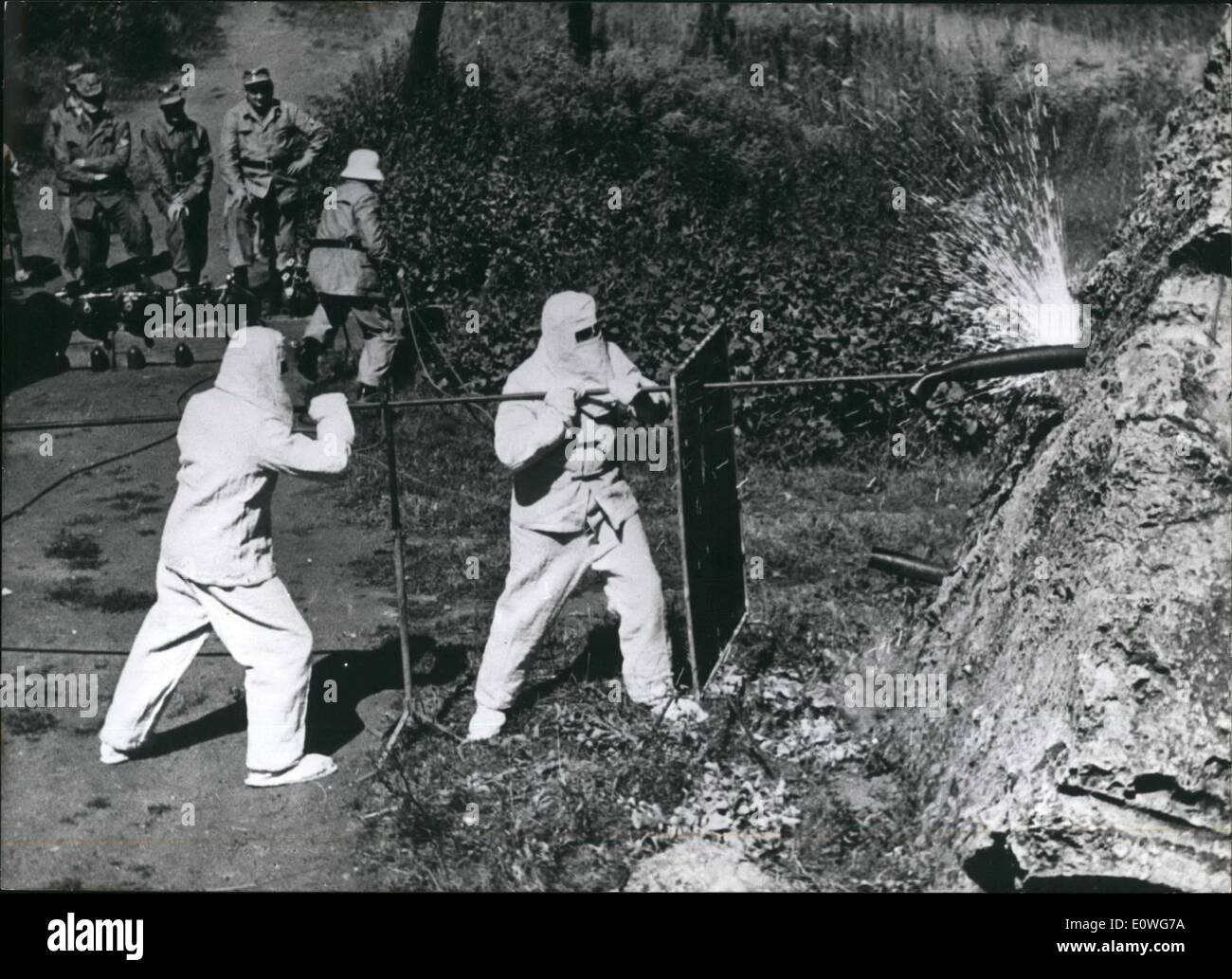 Sett. 09, 1962 - Lavorare con la lancia ad ossigeno; un film viene attualmente rivolta a Saarbrucken circa il livello di istruzione e il lavoro della società civile per la difesa dell'aria. Questa opportunità è stata presa a mostrare per la prima volta di una lancia ad ossigeno. Un tubo di ferro viene riscaldato per il rossore sul t op. L'ossigeno messo attraverso essa si riscalda la parte superiore il quale è premuto contro il cemento, fino a 2000 gradi C. Il calcestruzzo si fonde e viene spinto fuori dal foro del superfluo con ossigeno atmosferico 15 la pressione in eccesso. Velocità di foratura; 0,25 metri al minuto Foto Stock
