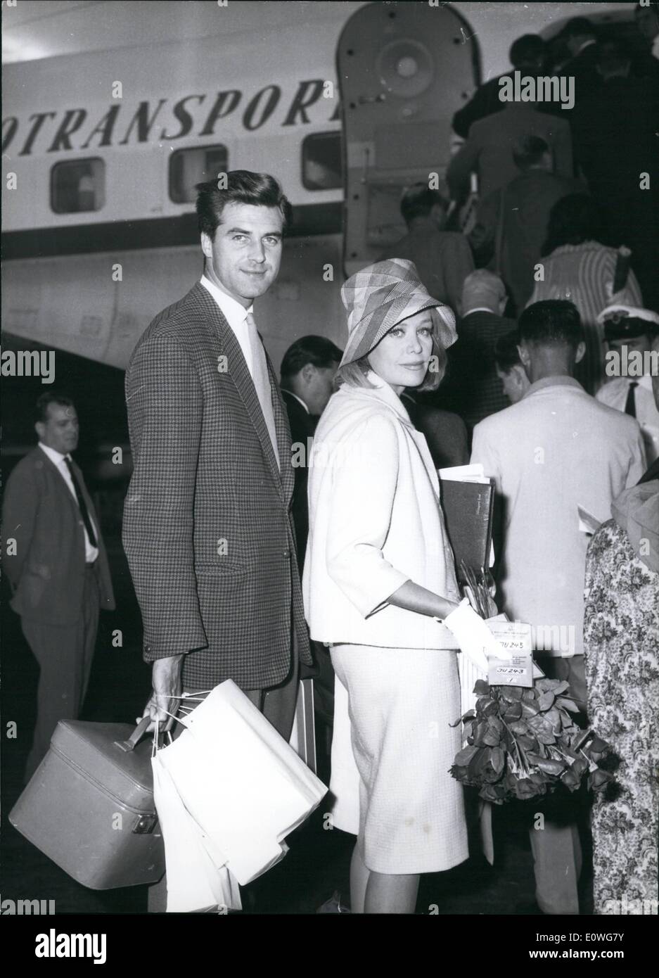 Sett. 09, 1962 - Occupato Ildegarda Neff : Poiché Ildegarda Neff è sposato ancora, lei è così occupato con la realizzazione di film che difficilmente trova il tempo per stare con il marito David Cameron (Cameron) che ha accompagnato il suo da Parigi a Monaco di Baviera per cambiare "piani per Zagabria. a Parigi ha giocato la parte di un fotografo di moda nel film chiamato ''Ballade D'su Voyon'' con Laurent Terzieff (Terzieff). In Iugoslavia Ildegarda Neff interpreterà il ruolo di Caterina la Grande nel film con lo stesso titolo che è un italiano - francese co-produzione. Foto Stock