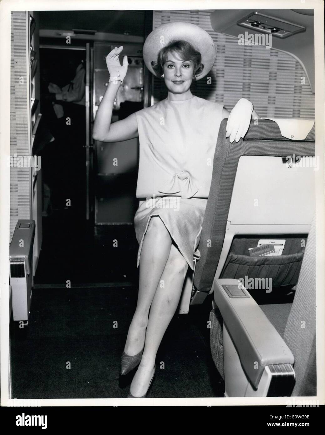 Sett. 09, 1962 - attrice Arlene Dahl proietta un alone di bellezza circa il Trans World Centro di volo dopo il suo arrivo da TWA Super jet da Chicago. Ella è en ne inseguirà ad Atlantic City per essere Grand Marshall alla ''Miss America beauty Pageant , '' Sett. 8th. Foto Stock