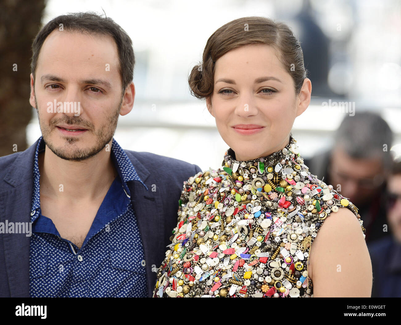 Cannes, Francia. Il 20 maggio 2014. Attore Fabrizio Rongione (L) e attrice Marion Cotillard pongono durante il photocall di "due giorni e una Notte' alla 67th Cannes Film Festival di Cannes, Francia, 20 maggio 2014. Il film è presentato nella competizione ufficiale del festival che corre dal 14 al 25 maggio. Credito: Voi Pingfan/Xinhua/Alamy Live News Foto Stock