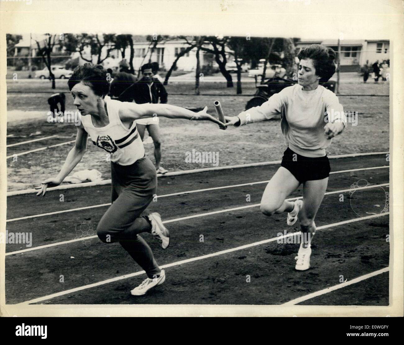 Nov. 22, 1962 - British Empire giochi aperta oggi: il Principe Filippo opned oggi il British Empire and Commonwealth Games a Perth. Mostra fotografica di Betty Moore, chi è un australiano gilin il team inglese, prende il testimone da Daphne Ardanduring la formazione di un paio di giorni begorethe apertura dei giochi. Foto Stock