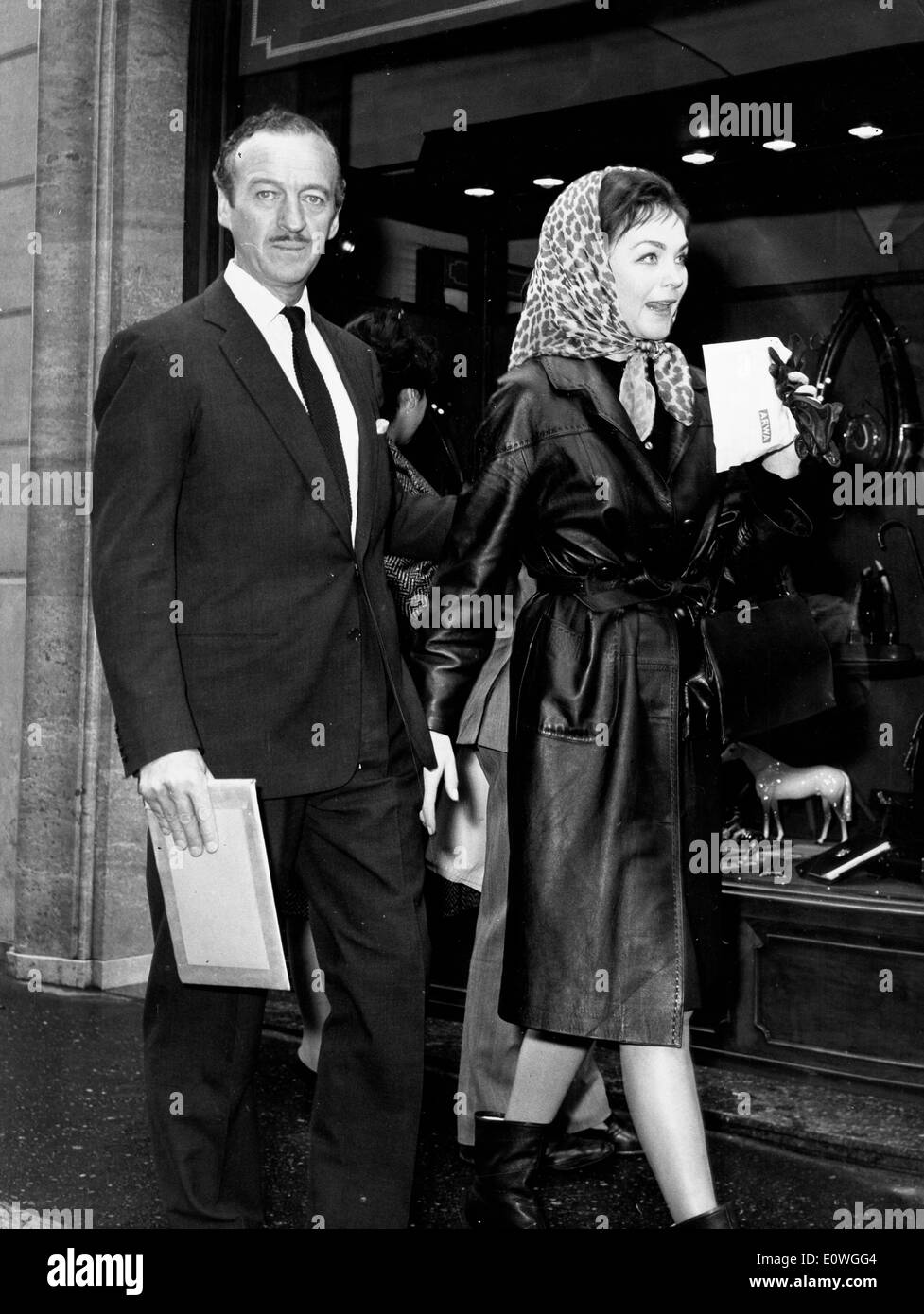 L'attore David Niven a Roma con mia moglie Hjordis alla pellicola Foto Stock