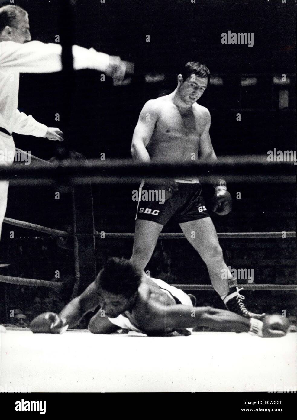 Nov. 30, 1962 - Roma, Novembre 1962, pugile italiano De Piccoli beat boxer americano John Riggins K.O. durante il primo round. La foto mostra: Fransisco picolli (Italia) 1960, John Riggins. Foto Stock