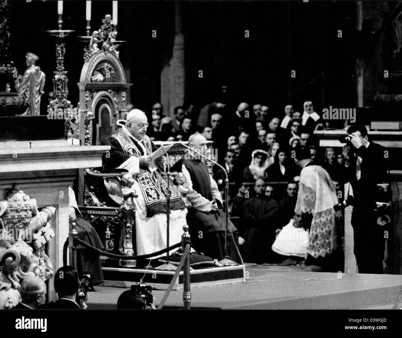 Papa Giovanni XXIII durante un servizio presso la Basilica di San Pietro Foto Stock