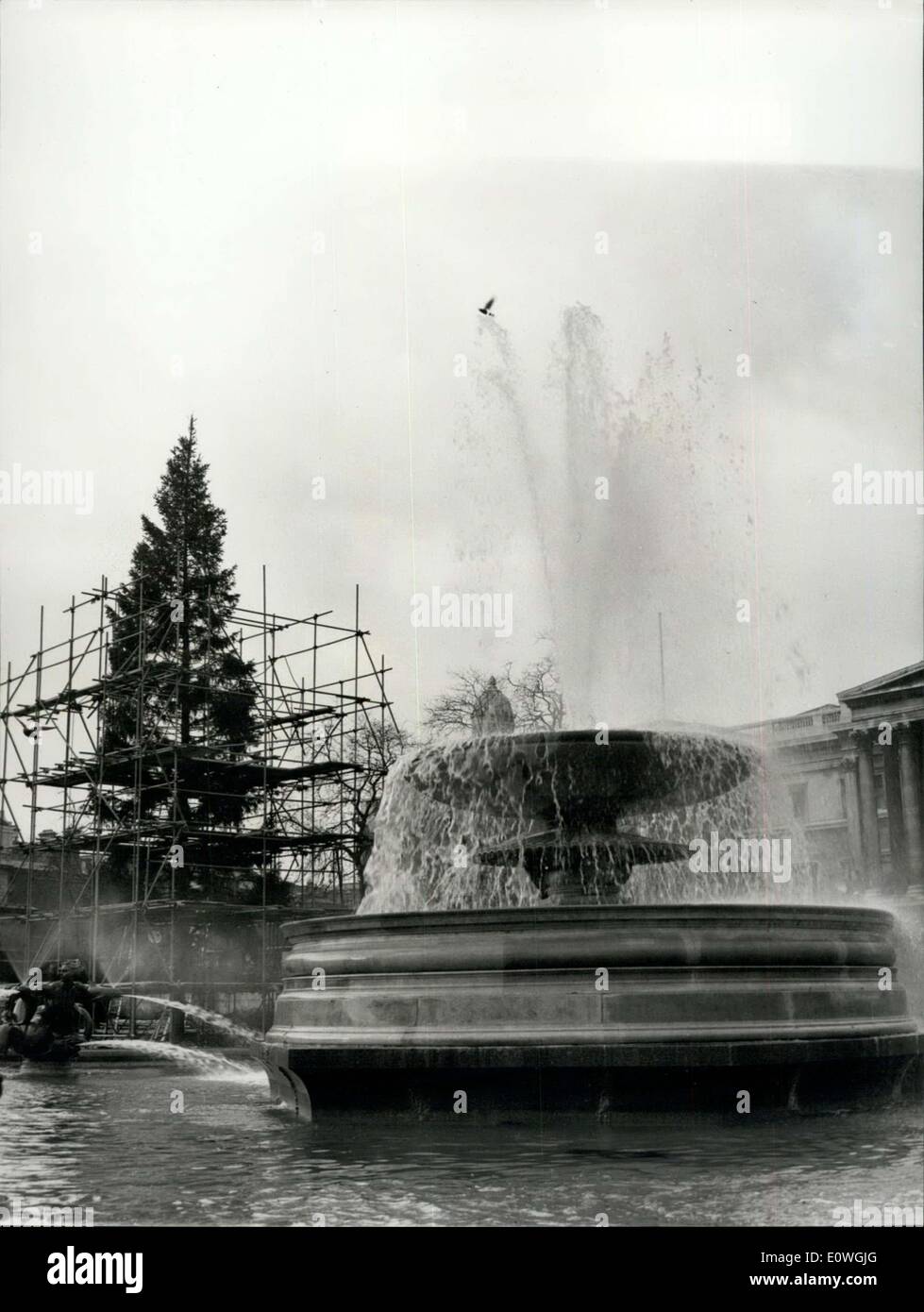 Dic. 09, 1962 - Il norvegese albero di Natale - a Londra. Il 60ft. Albero di natale - inviato ogni anno come un dono a Londra dal popolo della Norvegia - arrivato ieri - ed è ora in fase di avvio in Trafalgar Square. La foto mostra una delle fontane a fianco l'albero di Natale - come è impostato in Trafalgar Square questo pomeriggio. Foto Stock