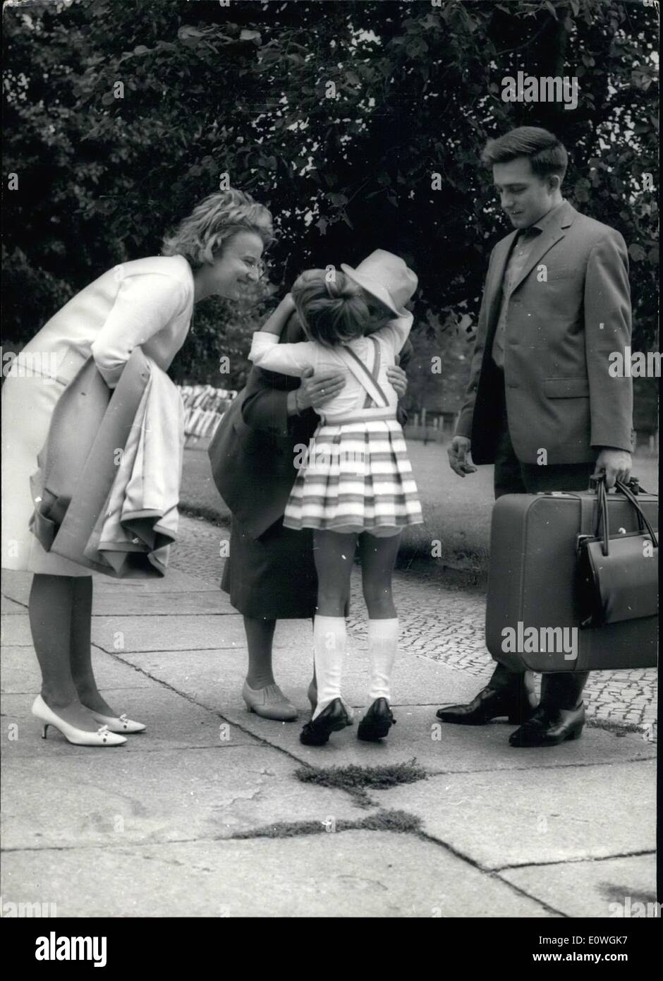 Sett. 09, 1962 - felice incontro di nuovo dopo separazione lunga attraverso la parete.: Oggi 12.9. Mentre russo amoured vihicles brough Foto Stock