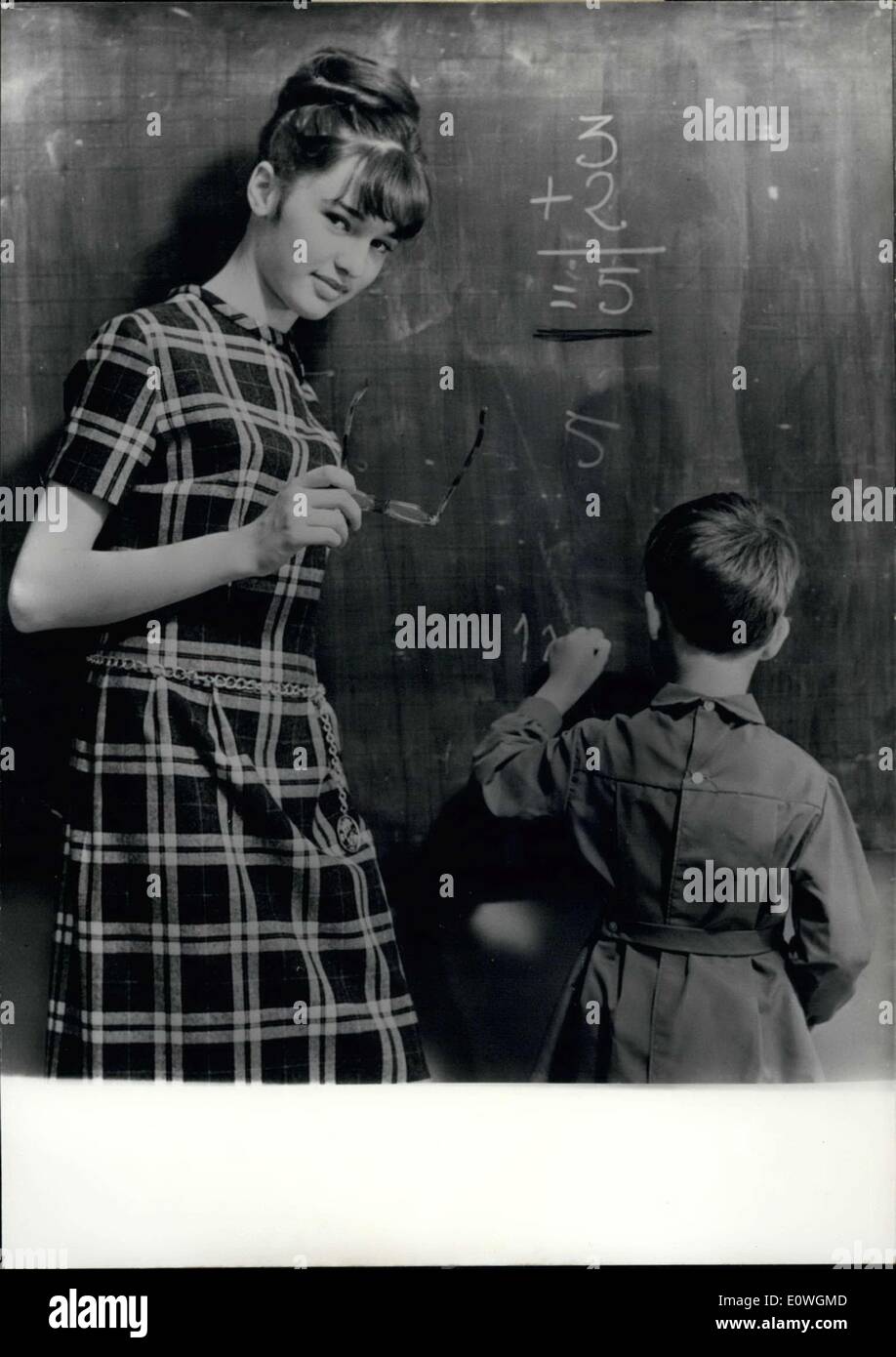 Sett. 10, 1962 - Il maestro indossa un bianco, rosso e antracite plaid abito. ES Foto Stock